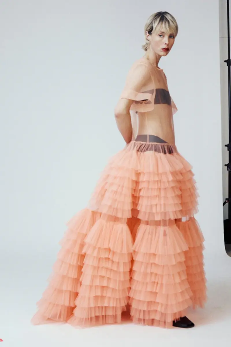 ¿Te atreves con las transparencias? La tendencia que domina el verano con elegancia y sutileza 