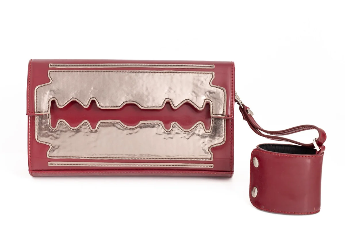 Museo del Traje    Rinde homenaje a uno de los nombres más influyentes de la moda en España con David Delfín. En tránsito, una muestra retrospectiva impulsada por la Asociación de Creadores de Moda de España (ACME). Concebida como una gran instalación artística, la exposición se inspira en la colección Déménagement (2007–2008), utilizando cajas de transporte del propio museo como parte del montaje expositivo. Reúne piezas procedentes de la Fundació Antoni de Montpalau y de la colección del museo, incluyendo conjuntos emblemáticos de su carrera, y se completa con la proyección de un documental sobre el diseñador. La muestra puede visitarse de forma gratuita hasta el 22 de marzo.