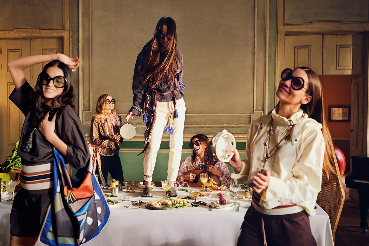Hay marcas que no solo completan un look: lo transforman. Firmas capaces de convertir unos vaqueros básicos y una camiseta blanca en un estilismo con intención, personalidad y cierto aire aspiracional. Nombres como Pescuezo, Les Georgettes, Parfois o Foránea han encontrado precisamente ese espacio: el de las marcas que elevan cualquier outfit a través de los detalles. Porque al final, la verdadera personalidad no está en vestir de arriba abajo una marca, sino en encontrar esas piezas capaces de hacer que lo sencillo parezca pensado y personal. Los accesorios se han convertido en el lenguaje definitivo del estilo. Un collar potente, un bolso especial o una pieza artesanal bien elegida redefinen por completo la estética de quien los lleva. El auge de las firmas independientes y accesibles con fuerte identidad estética ha democratizado esa sensación de sofisticación. El secreto está en saber mezclar. Ahí es donde destacan marcas como Parfois. La firma portuguesa ha conseguido posicionarse como una referencia de accesorios de tendencia gracias a su capacidad para reinterpretar códigos minimalistas a precios asequibles. Bolsos estructurados, joyería que adorna el cuello, chaquetas y accesorios para el cabello forman parte de ese universo effortless que tanto triunfa en redes y street style. parfois.com La joyería está redefiniendo los looks. Ya no se trata únicamente de adornar, sino de aportar identidad, y Les Georgettes es uno de los ejemplos más interesantes. La firma francesa popularizó un concepto muy concreto: joyas personalizables con bandas intercambiables de cuero y vinilo. El resultado son piezas versátiles que cambian según el estado de ánimo o el look del día. Ese tipo de diseño conecta perfectamente con la moda actual, donde las consumidoras buscan piezas funcionales pero especiales. Una pulsera oversize o un brazalete arquitectónico pueden transformar instantáneamente un estilismo neutro en uno mucho más sofisticado. Además, el auge de los charms, chokers y la joyería maximalista confirma que los accesorios viven uno de sus momentos más fuertes en la industria. lesgeorgettes.com Uno de los fenómenos más interesantes de la moda reciente es el crecimiento de firmas nicho con una identidad muy marcada. En lugar de seguir tendencias masivas, estas marcas construyen su propia comunidad. Pescuezo entra dentro de esa categoría de firmas que funcionan casi como objeto de culto digital: piezas llamativas, mezcla de color, artesanía y un punto editorial que convierten cualquier look sencillo en algo mucho más interesante. Sus nuevas capas ligeras están pensadas para sobreponer y aportar un toque de estilo a los looks. Estampados Liberty, rayas —muchas rayas—, toques en amarillo limón, azules y rosas, junto a un divertido estampado de perritos, flores y los ya característicos tonos naturales, conviven en una propuesta que equilibra tradición y frescura para que los cuellos sean los protagonistas, incluso en verano. pescuezos.es Lo mismo ocurre con Foránea, cuyo atractivo reside precisamente en esa sensación de exclusividad relajada: accesorios con carácter, inspiración artesanal y estética contemporánea que encajan perfectamente con la tendencia actual hacia lo auténtico y lo imperfecto. Una nueva marca que invita a descubrir el mundo a través de la artesanía, poniendo en valor las historias, las manos y las culturas que hay detrás de cada pieza. Su universo se construye a partir de una cuidada selección de accesorios hechos a mano en distintos lugares del mundo: desde bolsos y cestas de rafia de Madagascar hasta crochet bordado en Ecuador, joyas de tagua, piezas de Turquía o textiles de la India. Cada pieza es el resultado de un proceso manual, donde el tiempo y la dedicación forman parte de su valor, apostando por una forma de consumo más consciente y especial. foranea.com