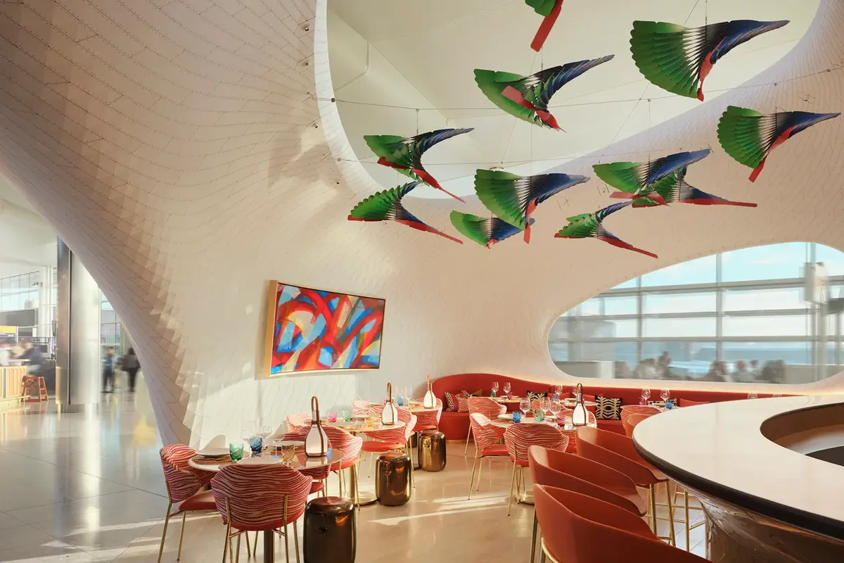 Louis Vuitton ha dado un paso más en su ambiciosa expansión con la inauguración de una nueva tienda y cafetería en la Terminal 2 del aeropuerto de Heathrow, en Londres.