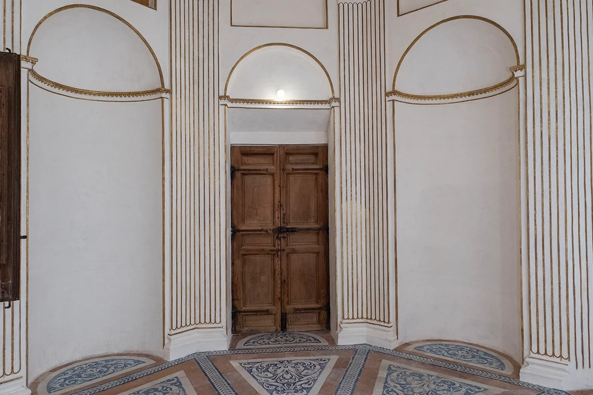 Azkuna Zentroa (Bilbao) Otro de los focos culturales de la temporada se sitúa en Azkuna Zentroa (Alhóndiga, Bilbao), que inaugura “Anónima”, una exposición dedicada al completo al artista Txuspo Poyo. La muestra, que permanecerá abierta hasta el 17 de mayo, recorre su trayectoria desde los años noventa hasta la actualidad a través de proyectos que reflejan su inmensa creatividad. Comisariada por Álvaro de los Ángeles, la exposición plantea un recorrido por obras clave, marcado por la investigación y la experimentación. A lo largo de las salas, es posible adentrarse en el universo artístico del homenajeado, en una práctica que combina cine, vídeo, fotografía e instalación para construir relatos que fusionan historia, cultura y tecnología. Con una perspectiva que cuestiona los límites entre realidad y ficción, Anónima reflexiona sobre los vínculos que genera la autoridad, los mecanismos de control derivados y la historia contemporánea, convirtiéndose en una cita imprescindible para los amantes del arte.