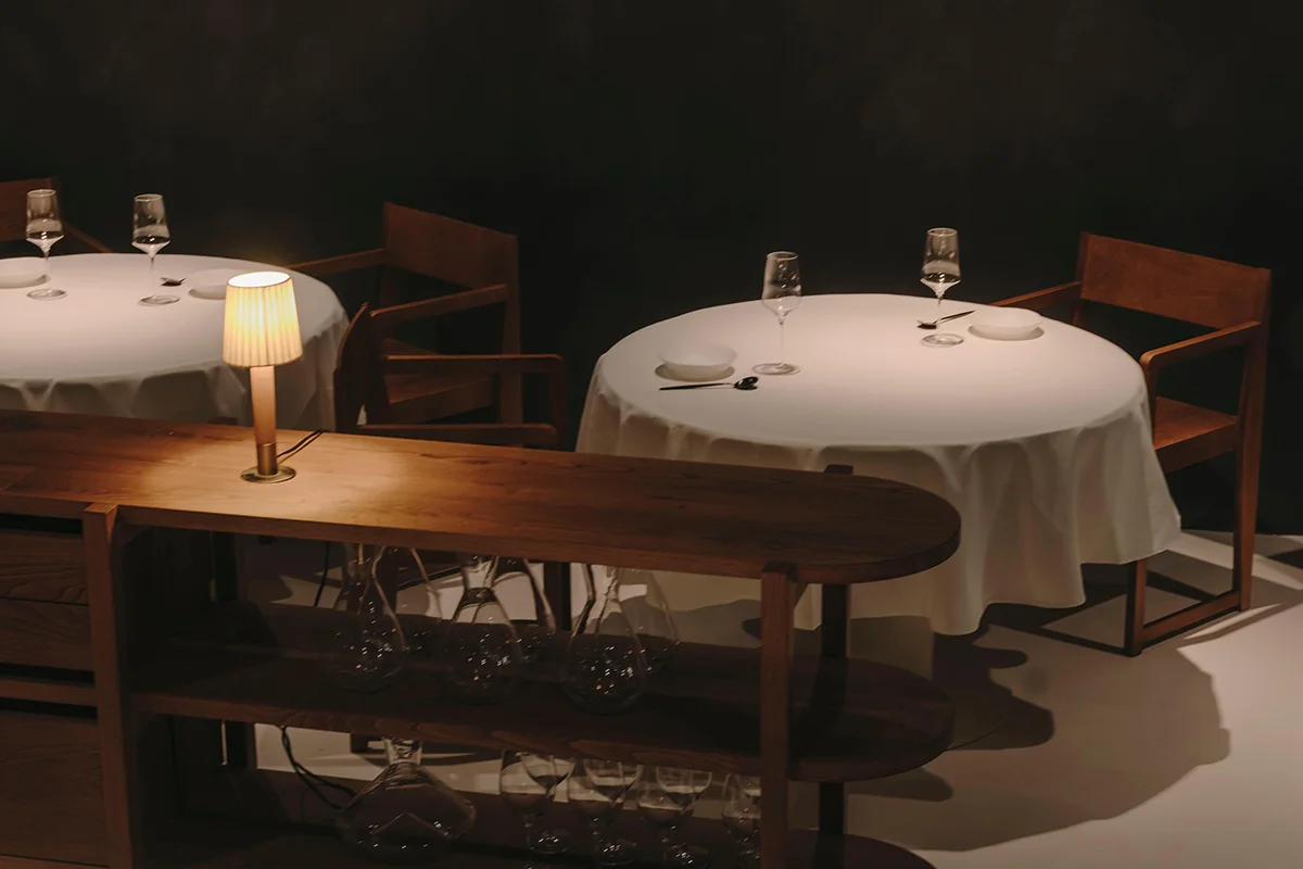 Si lo que quieren es darse un gran homenaje canario en Madrid en una ocasión muy especial, no pueden perderse Gofio. Con una estrella MICHELIN y liderado por el gran chef Safe Cruz, ha conseguido crear una propuesta única y profundamente creativa, capaz de llevar al comensal no solo a Canarias, sino casi al más allá. Una experiencia gastronómica imprescindible para entender hacia dónde camina la alta cocina canaria contemporánea e internacional. gofiorestaurant.com