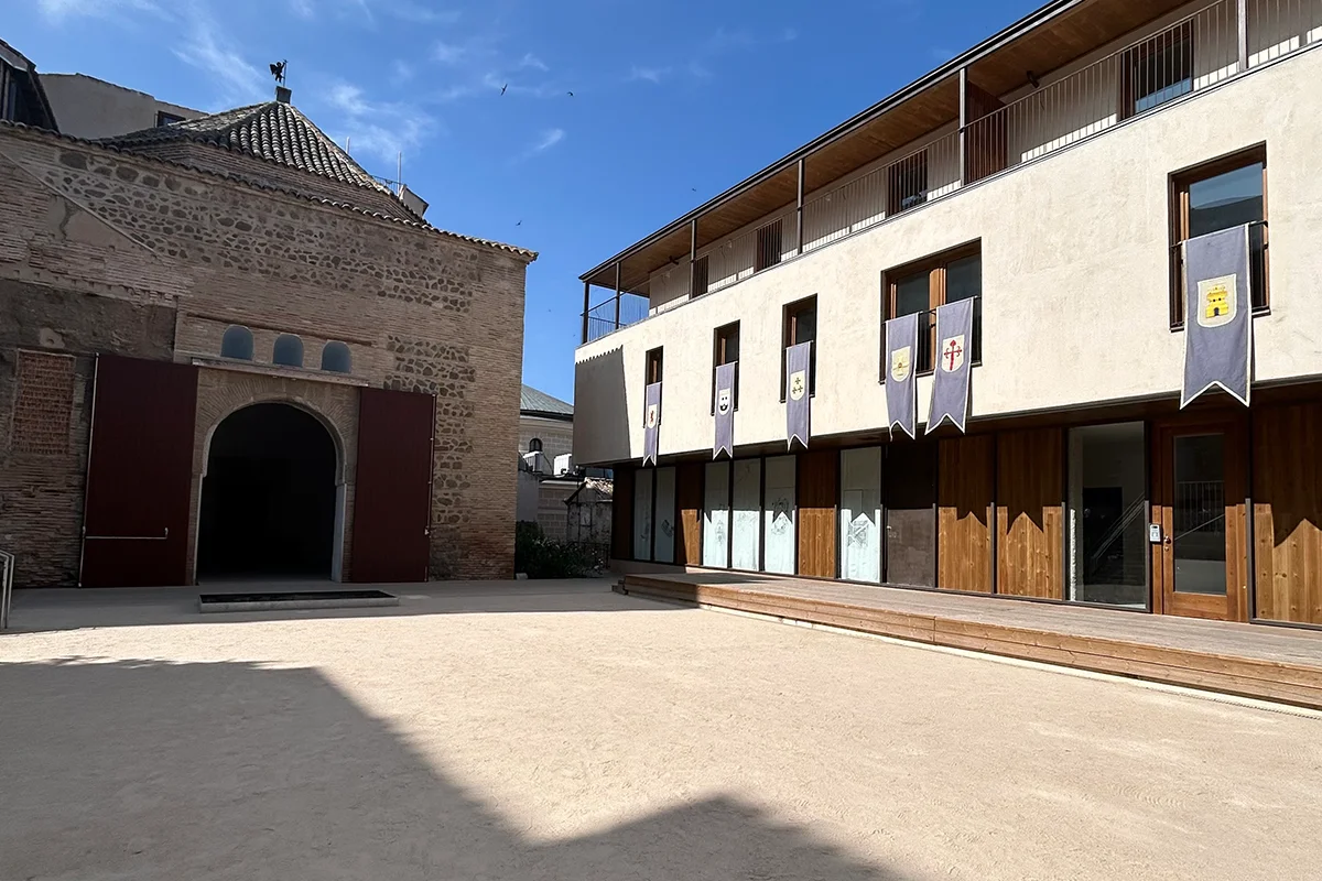 Azkuna Zentroa (Bilbao) Otro de los focos culturales de la temporada se sitúa en Azkuna Zentroa (Alhóndiga, Bilbao), que inaugura “Anónima”, una exposición dedicada al completo al artista Txuspo Poyo. La muestra, que permanecerá abierta hasta el 17 de mayo, recorre su trayectoria desde los años noventa hasta la actualidad a través de proyectos que reflejan su inmensa creatividad. Comisariada por Álvaro de los Ángeles, la exposición plantea un recorrido por obras clave, marcado por la investigación y la experimentación. A lo largo de las salas, es posible adentrarse en el universo artístico del homenajeado, en una práctica que combina cine, vídeo, fotografía e instalación para construir relatos que fusionan historia, cultura y tecnología. Con una perspectiva que cuestiona los límites entre realidad y ficción, Anónima reflexiona sobre los vínculos que genera la autoridad, los mecanismos de control derivados y la historia contemporánea, convirtiéndose en una cita imprescindible para los amantes del arte.