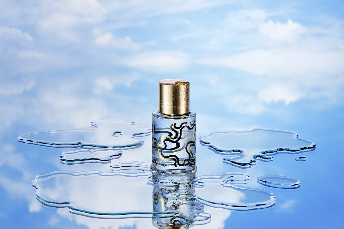En contraste, Estée Lauder se une a Diane von Furstenberg para reinterpretar el lujo clásico desde una mirada contemporánea, donde la innovación y el empoderamiento femenino se fusionan con un magnetismo sencillamente irresistible. La colección celebra la feminidad segura y elegante que siempre ha definido a la diseñadora, fusionando color, estampados icónicos y fórmulas premium en piezas concebidas para coleccionar.    Estos dos iconos globales se unen para dar continuidad al movimiento InCharge, una propuesta vibrante que invita a cada mujer a ser dueña de su propia historia y a abrazar su autenticidad sin pedir disculpas. El corazón de esta colaboración es la revolucionaria InCharge Essence d'Eau, una fragancia de base acuosa formulada sin alcoholes secantes que se funde en la piel de forma ligera e hidratante, desplegando notas de azafrán, mimosa y un fondo sensual de benjuí y almizcle. Una auténtica joya sensorial que reimagina por completo el concepto de frescura y sofisticación.    En la parte de make up disponen del Multi-Use Sculpting Blush Stick en el tono Pink Me, un rosa universal con matices melocotón que ilumina y esculpe cualquier tipo de piel, junto a la colección de Glossy Lip Oils en tres irresistibles tonos que nutren en profundidad gracias a sus aceites de jojoba y albaricoque. Todo ello envuelto en el icónico estampado gráfico Cloud Patch, un diseño que evoca el movimiento del agua y el poder de conectar con una misma frente al espejo. 