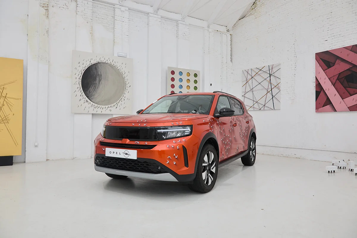 En un evento exclusivo que destilaba la esencia del Madrid más cosmopolita, el nuevo Opel Frontera trascendía su condición de SUV compacto para erigirse en un lienzo tridimensional bajo la intervención de su embajador de marca, el artista Jaime Monge. La colaboración, respaldada por la visión de Alejandro Noriega, Director de Opel España y Portugal, eleva el concepto de "Energía Alemana" a una categoría escultórica de la mano de Monge y sus siluetas alargadas y minimalismo cromático que han cautivado a la élite del coleccionismo internacional.       La transformación de la robustez del Frontera en una superficie narrativa lograba que el vehículo dejara de ser un mero medio de transporte para convertirse en una obra de arte nómada; una pieza que respira y muta según la incidencia de la luz y el entorno urbano, integrando el diseño automovilístico en el tejido de la alta cultura.      El encuentro sirvió además de escenario para la première de “Twister”, la última creación de Monge. La pieza, cargada de simbolismo, tenía un destino de excepción: la prestigiosa gala de la Global Gift Foundation durante el Festival de Cannes 2026, jornada donde fue subastada. Un hito que refuerza el compromiso filantrópico de la marca y la relevancia de un artista cuya obra ya forma parte de colecciones privadas de impacto global, como la de Jeff Bezos y Lauren Sánchez.      Para Opel, esta alianza no es solo una declaración estética, sino una apuesta por la innovación emocional. La instalación inmersiva, que reunió obras inéditas del taller de Monge, confirmó que el lujo actual no solo se conduce, se contempla. Y es en este diálogo entre el acero y el pincel donde el nuevo Frontera se posiciona como un icono de estilo para aquellos que entienden la movilidad como esa extensión de la propia identidad cultural. 