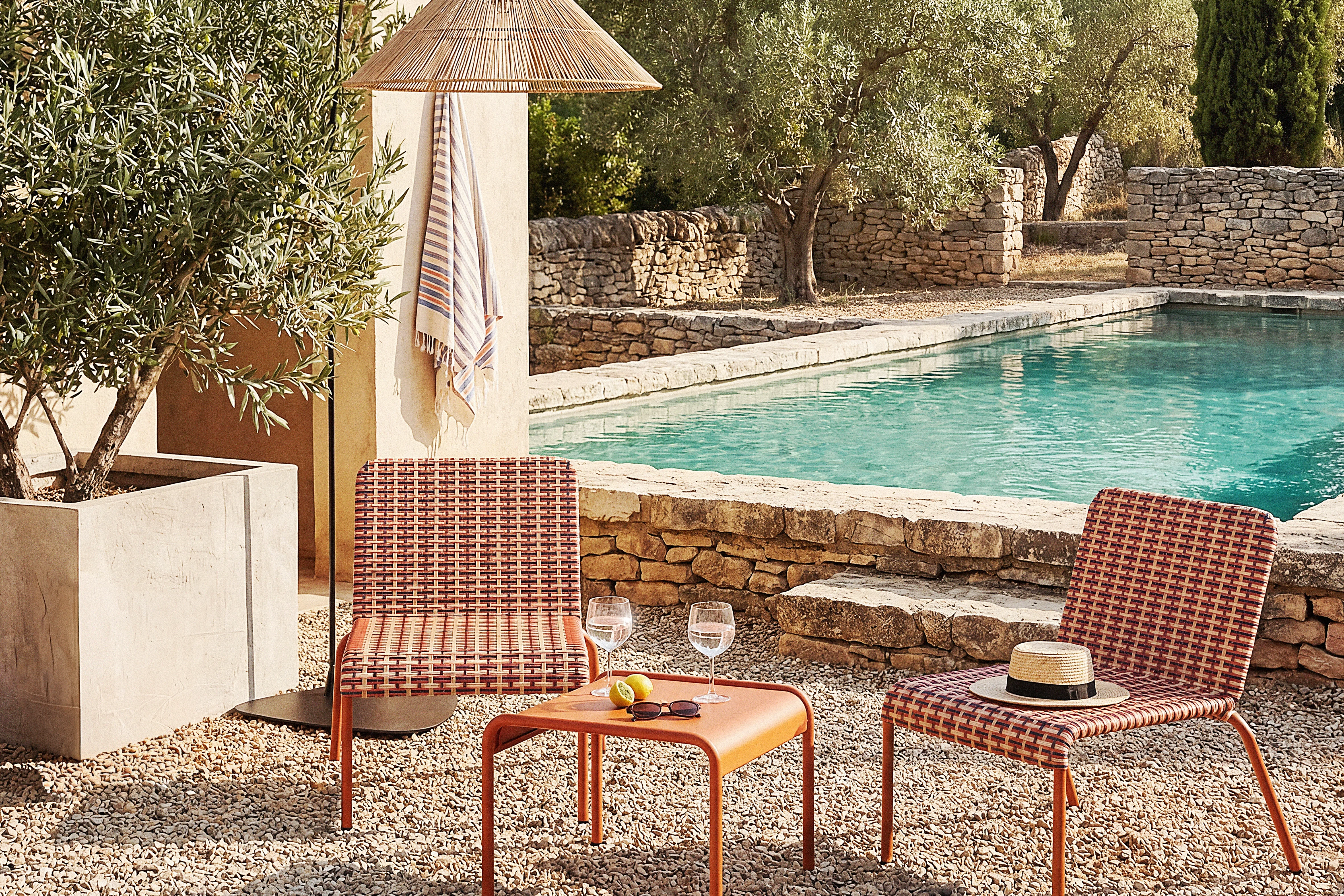 MAISONS DU MONDE    Cuando llegan los meses de calor, la terraza, el balcón o el jardín se convierten en el gran escenario del verano. Con esta idea en mente, Maisons du Monde presenta una selección de conjuntos de exterior diseñados para transformar cualquier espacio al aire libre en una extensión natural del hogar. La colección apuesta por líneas contemporáneas, estructuras ligeras y una estética relajada que invita a bajar el ritmo. Sofás, sillones y mesas auxiliares se combinan en propuestas versátiles capaces de adaptarse tanto a pequeños balcones urbanos como a amplios jardines, creando ambientes cómodos para leer, compartir una comida o alargar las sobremesas después de una buena barbacoa con amigos. Más allá de la estética, la firma pone el foco en la funcionalidad con materiales resistentes y fáciles de mantener, pensados para acompañar toda la temporada.
