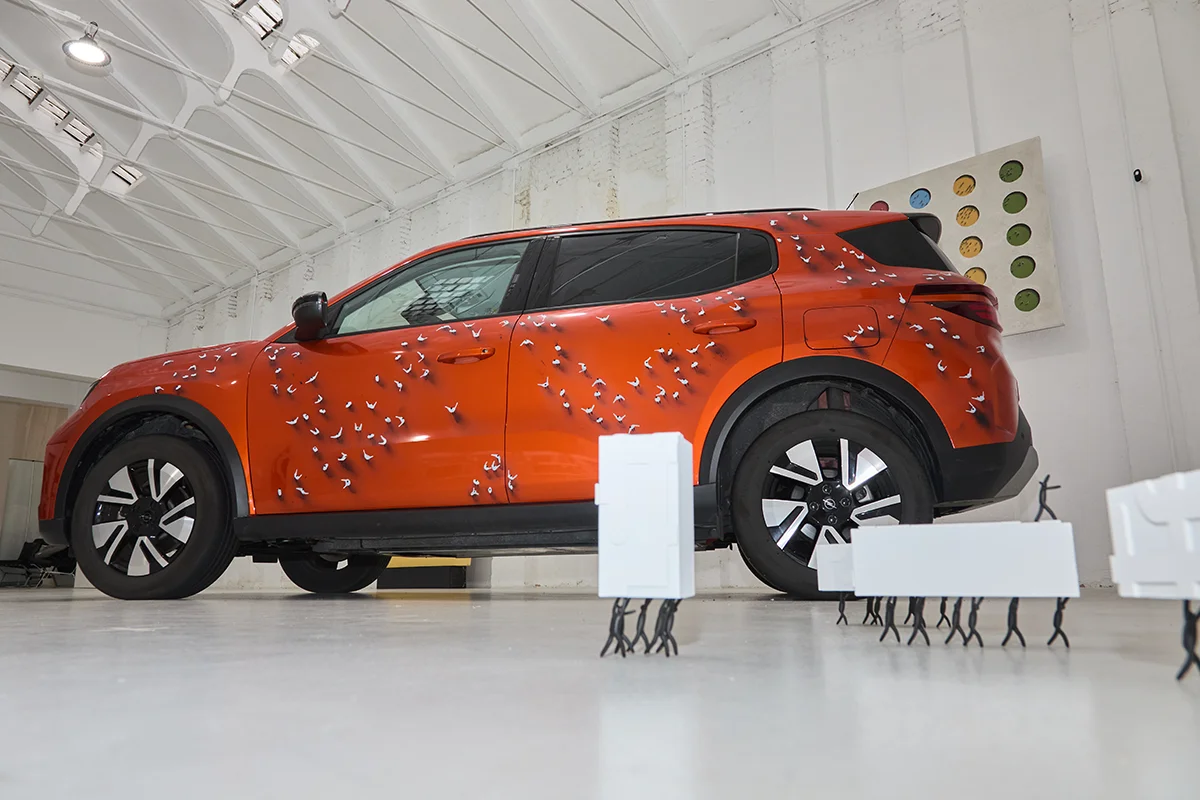 En un evento exclusivo que destilaba la esencia del Madrid más cosmopolita, el nuevo Opel Frontera trascendía su condición de SUV compacto para erigirse en un lienzo tridimensional bajo la intervención de su embajador de marca, el artista Jaime Monge. La colaboración, respaldada por la visión de Alejandro Noriega, Director de Opel España y Portugal, eleva el concepto de "Energía Alemana" a una categoría escultórica de la mano de Monge y sus siluetas alargadas y minimalismo cromático que han cautivado a la élite del coleccionismo internacional.       La transformación de la robustez del Frontera en una superficie narrativa lograba que el vehículo dejara de ser un mero medio de transporte para convertirse en una obra de arte nómada; una pieza que respira y muta según la incidencia de la luz y el entorno urbano, integrando el diseño automovilístico en el tejido de la alta cultura.      El encuentro sirvió además de escenario para la première de “Twister”, la última creación de Monge. La pieza, cargada de simbolismo, tenía un destino de excepción: la prestigiosa gala de la Global Gift Foundation durante el Festival de Cannes 2026, jornada donde fue subastada. Un hito que refuerza el compromiso filantrópico de la marca y la relevancia de un artista cuya obra ya forma parte de colecciones privadas de impacto global, como la de Jeff Bezos y Lauren Sánchez.      Para Opel, esta alianza no es solo una declaración estética, sino una apuesta por la innovación emocional. La instalación inmersiva, que reunió obras inéditas del taller de Monge, confirmó que el lujo actual no solo se conduce, se contempla. Y es en este diálogo entre el acero y el pincel donde el nuevo Frontera se posiciona como un icono de estilo para aquellos que entienden la movilidad como esa extensión de la propia identidad cultural. 