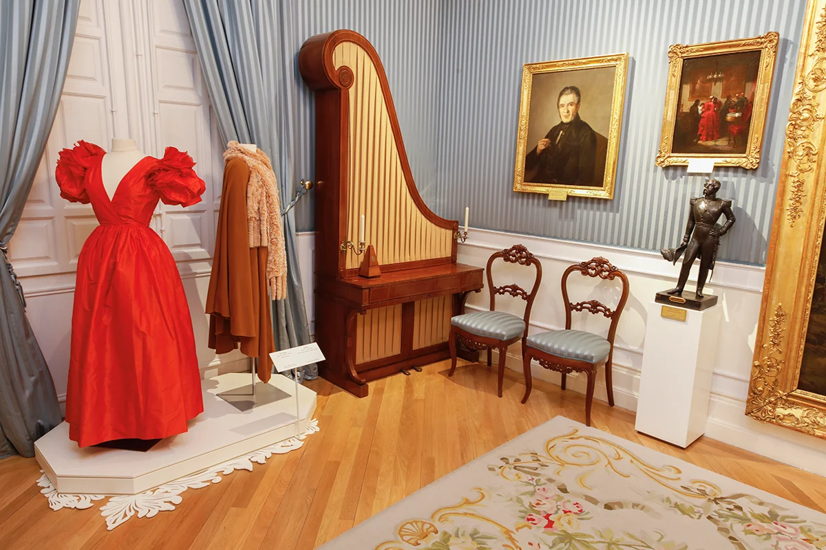 Museo Nacional del Romanticismo    La exposición Ecos de la moda romántica propone un sugerente diálogo entre la indumentaria del siglo XIX y la alta costura española de los siglos XX y XXI. La muestra reúne más de 40 trajes procedentes de la Fundació Antoni de Montpalau que conviven con las colecciones del museo en las estancias del palacio del marqués de Matallana. Diseños de creadores como Cristóbal Balenciaga, Pedro Rodríguez, Manuel Pertegaz, Elio Berhanyer, Sybilla, Jesús del Pozo, Teresa Helbig o David Delfín reinterpretan siluetas románticas como crinolinas, miriñaques o estampados florales. El recorrido culmina con una sala dedicada al modista Pedro Rodríguez, donde se exhiben trajes y figurines que evidencian su fascinación por las siluetas decimonónicas.