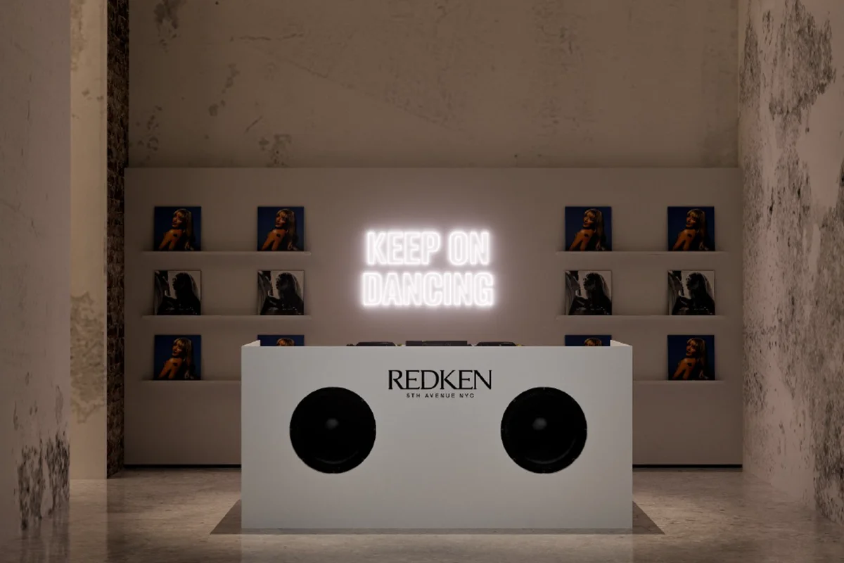 El haircare toma el protagonismo de la ciudad durante dos días en el Redken Hair Studio, un espacio inmersivo con aires neoyorquinos que contará con diagnósticos capilares, estaciones interactivas como GlamBot o Photobooth.     Y es que la salud capilar ya no se limita a lucir una melena bonita; se trata de cuidar el cuero cabelludo, fortalecer la fibra y responder a necesidades específicas con tratamientos cada vez más avanzados. Este cambio de paradigma es el que inspira REDKEN Hair Studio, la pop up inmersiva que la reconocida marca profesional trae a Madrid los próximos 5 y 6 de junio.     Ubicado en la calle Montserrat, 26, el espacio trasladará a los visitantes a un auténtico loft neoyorquino con sesiones de DJ, un cóctel exclusivo y diferentes rincones inspirados en el universo HI-FI BAR. Los asistentes podrán ponerse en manos de expertos para recibir un diagnóstico capilar personalizado y descubrir de forma práctica cómo un análisis profesional puede transformar el resultado final del cabello.      El recorrido continuará en la zona de styling, donde peluqueros profesionales ayudarán a experimentar distintos acabados mientras explican la ciencia que hay detrás de las fórmulas profesionales de REDKEN, diseñadas para responder a las distintas necesidades capilares. 
