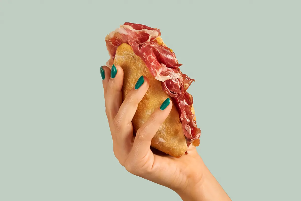 El panadero John Torres y el chef Sacha Hormaechea colaboran para reinventar el jamón ibérico de bellota de Sánchez Romero Carvajal en tres exclusivos y originales bocadillos disponibles en John Barrita.