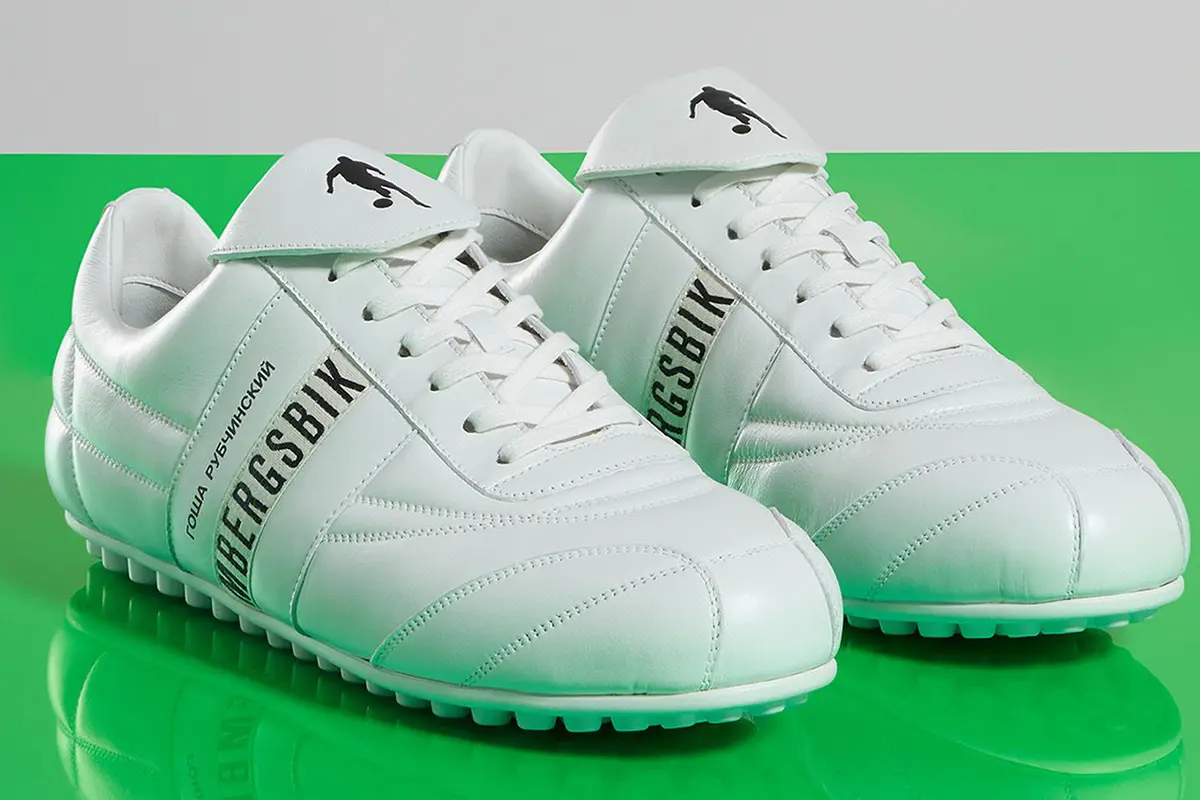 Bikkembergs y Gosha Rubchinskiy reeditan la mítica Soccer con estética bloke core y guiños Y2K