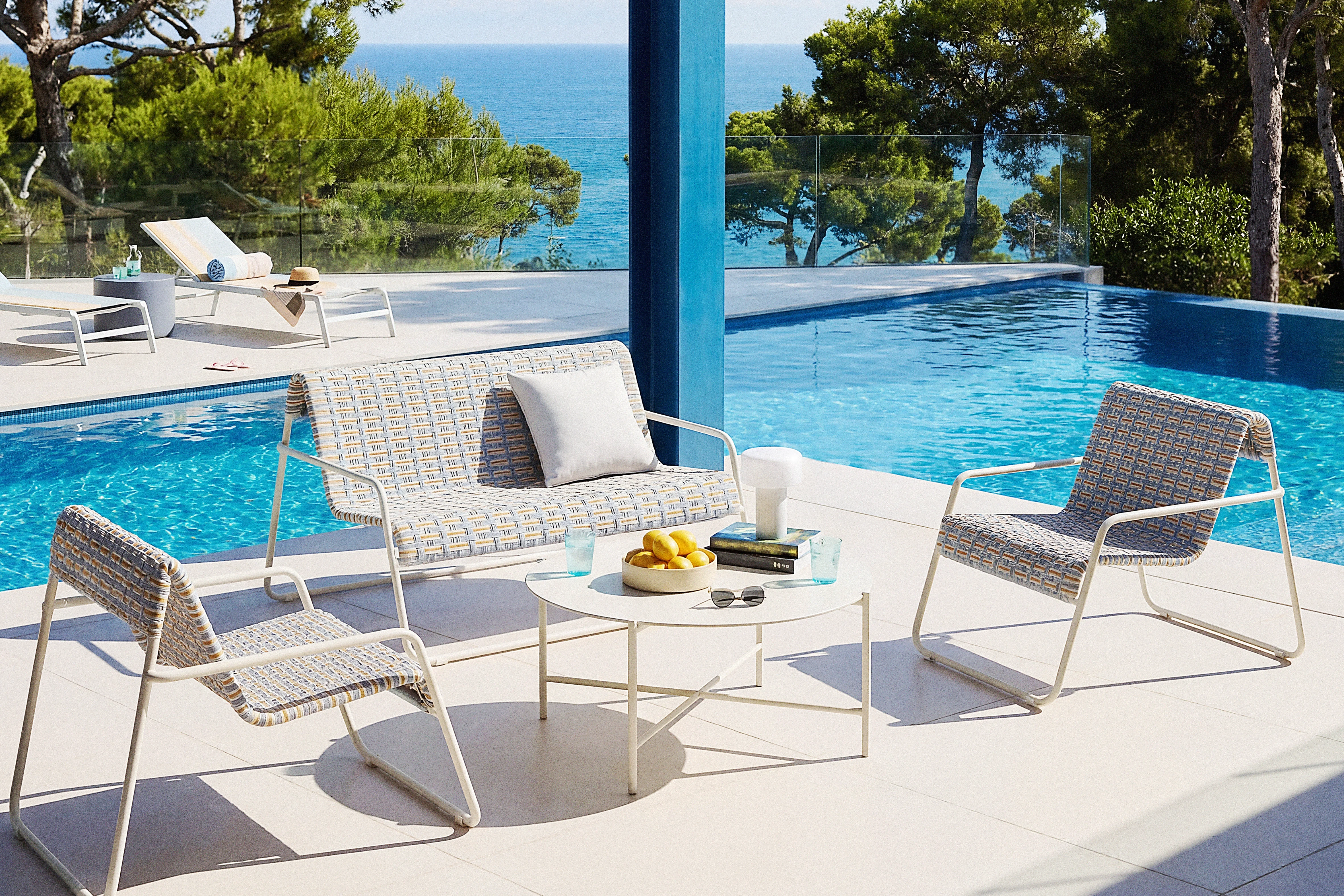 MAISONS DU MONDE    Cuando llegan los meses de calor, la terraza, el balcón o el jardín se convierten en el gran escenario del verano. Con esta idea en mente, Maisons du Monde presenta una selección de conjuntos de exterior diseñados para transformar cualquier espacio al aire libre en una extensión natural del hogar. La colección apuesta por líneas contemporáneas, estructuras ligeras y una estética relajada que invita a bajar el ritmo. Sofás, sillones y mesas auxiliares se combinan en propuestas versátiles capaces de adaptarse tanto a pequeños balcones urbanos como a amplios jardines, creando ambientes cómodos para leer, compartir una comida o alargar las sobremesas después de una buena barbacoa con amigos. Más allá de la estética, la firma pone el foco en la funcionalidad con materiales resistentes y fáciles de mantener, pensados para acompañar toda la temporada.