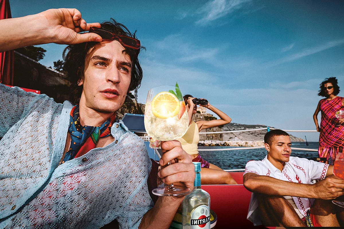 MARTINI    Si existe una bebida que te haga sentir de vacaciones es, sin duda, el spritz, o al menos eso opina MARTINI. El verano ya no empieza con el calor, sino con ese primer brindis al aire libre que inaugura semanas de tardeos eternos y aperitivos improvisados. Según un estudio de la marca, dos de cada tres españoles eligen este tipo de combinados durante los meses cálidos, confirmando el auge de bebidas más ligeras, refrescantes y equilibradas.      En ese contexto, el MARTINI Bianco Spritz se posiciona como uno de los favoritos del momento gracias a su perfil suave y cítrico, con notas de vainilla y un amargor delicado que conecta directamente con la cultura del aperitivo italiano. La tendencia también refleja un cambio generacional: los millennials y la generación Z priorizan cada vez más la experiencia que rodea a la copa, desde el tintineo del hielo hasta la estética del servicio.
