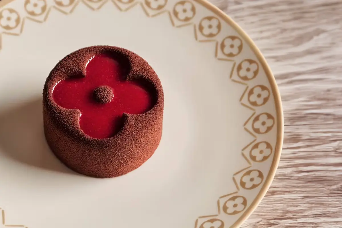 Louis Vuitton ha dado un paso más en su ambiciosa expansión con la inauguración de una nueva tienda y cafetería en la Terminal 2 del aeropuerto de Heathrow, en Londres.