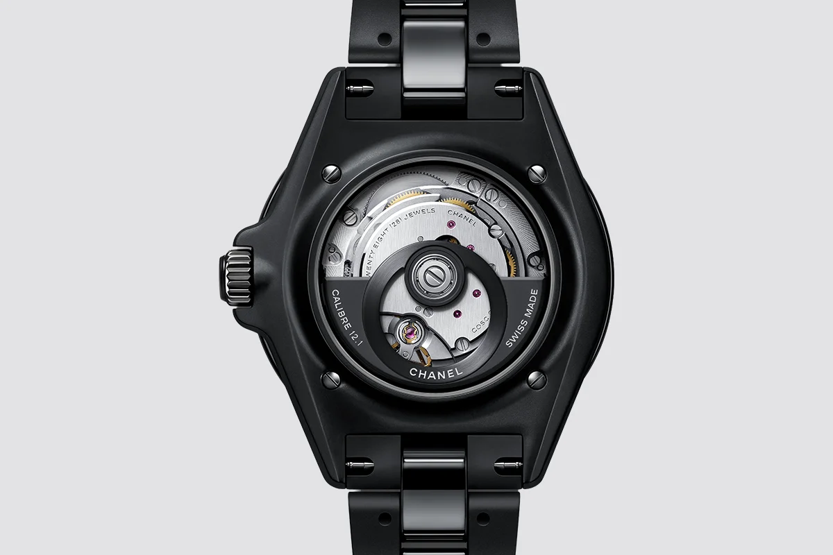 El J12 de Chanel es uno de los relojes más fotografiados, deseados y reconocibles del mundo. Es una pieza que redefinió la relojería contemporánea por su estilo y precisión técnica. Cuando la maison lo presentó en el año 2000, rompió todos los códigos al apostar por un material como la cerámica de alta resistencia. Cada versión representa un capítulo distinto en la historia de esta maison de lujo dentro de la alta relojería. Nació inspirado en dos universos que Gabrielle Chanel adoraba: la náutica, con sus líneas puras y su estética monocroma, con la J como inicial de los legendarios veleros de competición; y el automovilismo, con su espíritu técnico y deportivo. Con un corazón suizo de alta precisión, en su interior late un movimiento automático, visible en algunas versiones a través del fondo transparente. Es la mezcla perfecta entre estética parisina y savoir‑faire relojero. Hoy, el J12 sigue siendo un reloj con una presencia poderosa donde cada curva y cada proporción están pensadas para ser atemporales y donde la cerámica: ligera, resistente a los arañazos e hipoalergénica y con un brillo profundo, se eleva a la categoría de lujo. Es versátil, moderno y con ese toque de irreverencia elegante que define a Chanel. Sus versiones más icónicas: en negro, de estética gráfica y deportiva, o en blanco, de brillo limpio y presencia luminosa, hacen que el J12 se haya convertido en un icono de pureza gráfica dentro de la relojería de alta gama.