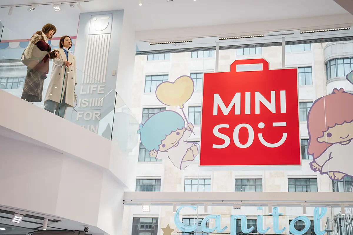 Ya han abierto las puertas de la nueva flagship de la primera MINISO Land en Europa y  ha elegido la icónica Gran Vía para ello..  