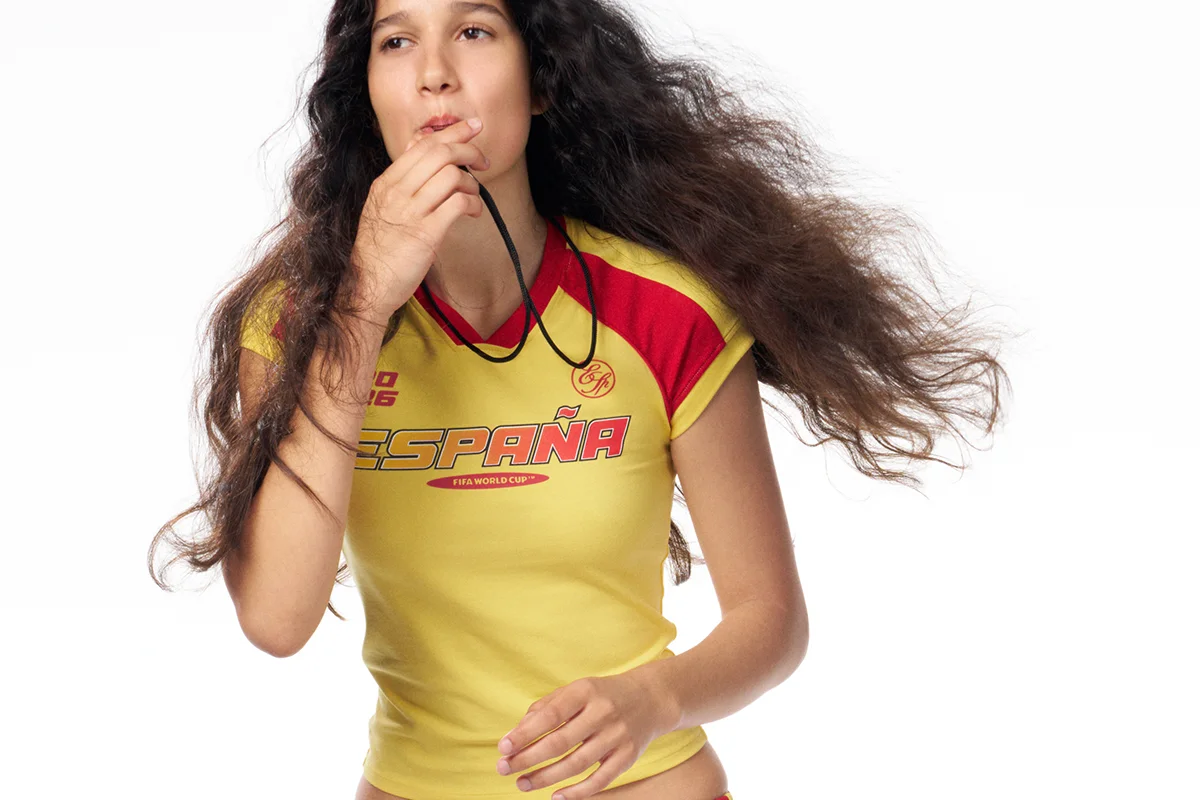 Para celebrar la Copa Mundial de la FIFA 2026™, Bershka se inspira en algunas de las selecciones más emblemáticas que participan en esta competición. Con cortes diferentes, tops, camisetas de fútbol clásicas, camisetas ajustadas estilo baby tee, tops halter o tops estilo bandeau, la colección incluye también bikinis inspirados en las selecciones nacionales de Brasil, Argentina, España y Colombia, además de dos chaquetas técnicas que elevan aún más la propuesta. Desarrollada en colaboración con Outerstuff, empresa líder mundial en ropa deportiva con licencia, la colección combina la pasión por el fútbol con las tendencias actuales de la moda, reinterpretando los códigos clásicos del deporte a través de una perspectiva renovada, urbana y global.