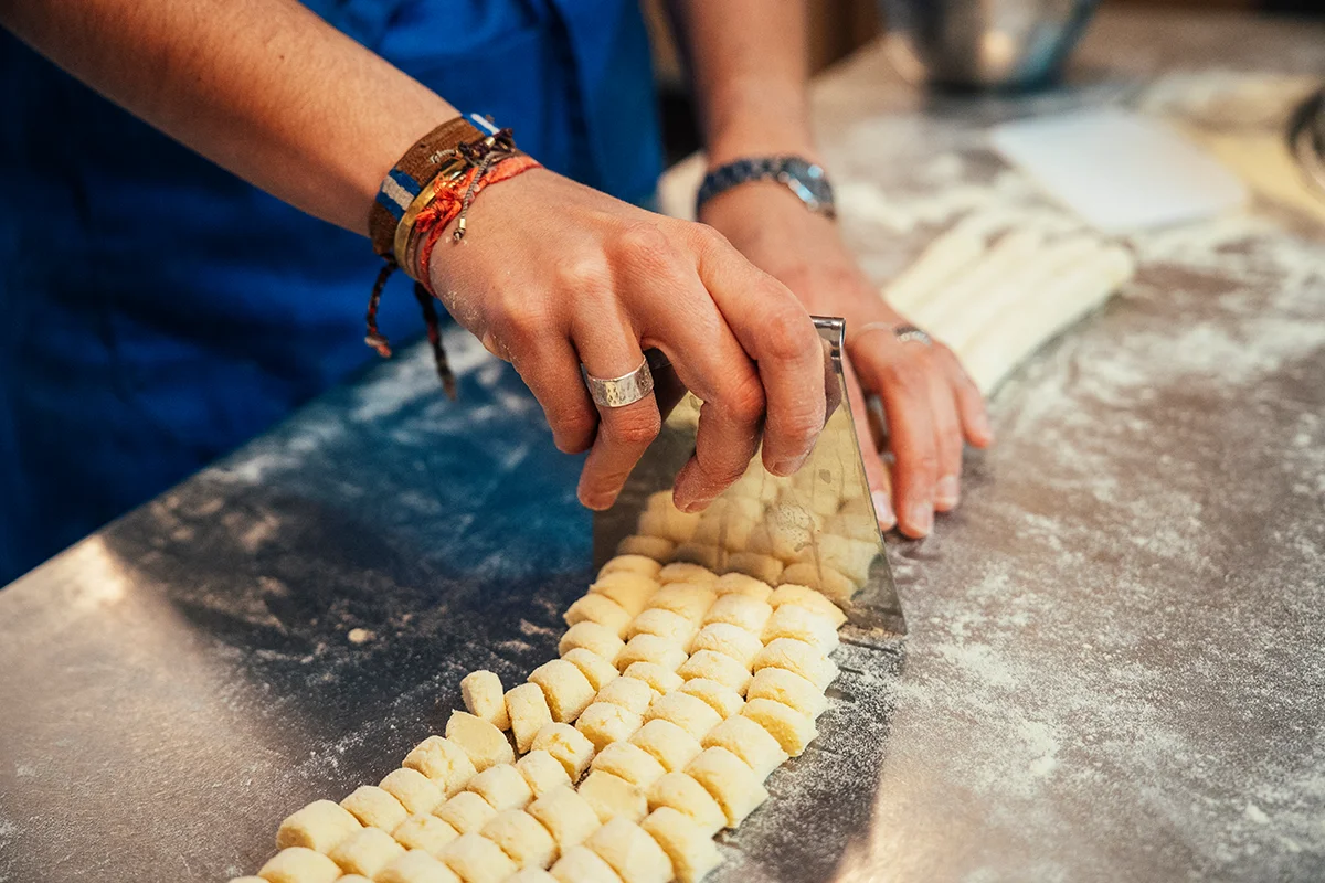 Cocina Beta La pasta fresca hecha en directo es el punto de partida de la nueva propuesta de Cocina Beta, el espacio de experimentación gastronómica de Infinito Delicias que durante 12 semanas acoge a Alberto Ballarín Sansonetti y Reyes De Wit con su proyecto Da Aballar. Ambos llegan con una idea clara: volver a una cocina italiana de toda la vida, sencilla, honesta y que recuerde a las madres y abuelas italianas. En su propuesta conviven recetas tradicionales y formatos menos habituales en España, como las orecchiette de Puglia o los gnudi toscanos, siempre con la pasta fresca como hilo conductor, pero en la que no falta la focaccia y los viernes de risotto con verduras de temporada; este último marca el ritmo de las comidas y hará que los comensales disfruten a la vez de un plato preparado para todos ellos al mismo tiempo.