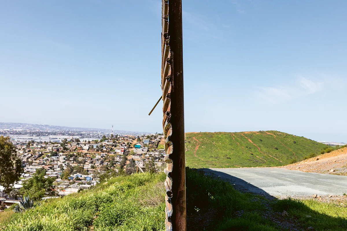 Fundación MAPFRE Este verano, Fundación MAPFRE reúne dos propuestas fotográficas que, aunque separadas por geografías, generaciones y contextos, comparten una misma inquietud: explorar cómo el territorio moldea las vidas de quienes lo habitan. Por un lado, In the American West, la icónica serie realizada por Richard Avedon entre 1979 y 1984, regresa con las 110 copias originales seleccionadas por el propio fotógrafo para una de las muestras más influyentes de la historia de la fotografía contemporánea. Lejos del glamour asociado a sus trabajos para la moda, Avedon dirigió su mirada hacia trabajadores, mineros, camareras y vagabundos del oeste estadounidense, construyendo un retrato tan poderoso como incómodo de la América profunda. Junto a ella, Ground Rules, la primera gran retrospectiva de Alejandro Cartagena, recorre más de dos décadas de trabajo del artista dominicano afincado en México, cuya obra examina las transformaciones urbanas, las fronteras y el impacto social y medioambiental del desarrollo contemporáneo.