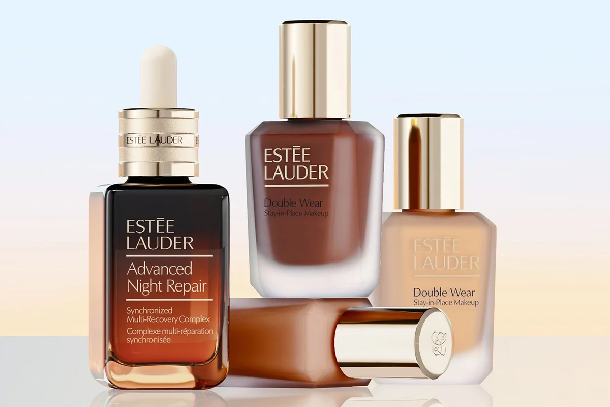 Con la garantía de que no hay tono de piel que se le resista, y trabajando para mejorar tanto la salud interna como la apariencia externa, Estée Lauder nos presenta la nueva versión de su base de maquillaje más icónica.    FACING YOUR BEAUTY     Se llama Double Wear Stay-in-Place SPF10 y es la nueva versión de la base de maquillaje más icónica de Estée Lauder. El producto mantiene todas las bondades y beneficios de su fórmula original, a la vez que suma otros más potentes de maquillaje y cuidado de la piel, entre ellos, el nuevo acabado mate y una duración óptima de treinta y seis horas, impulsada por la nueva Polymer Mesh Matrix Technology, un sistema de polímeros transpirables que actúa como una red invisible permitiendo que la fórmula se mueva y respire con la piel.       Ofrece, asimismo, control de grasa manteniendo la hidratación, es resistente al agua, al clima, no se apelmaza ni desvanece y no marca líneas de expresión. Su condición modulable se hace visible en una cobertura adaptable de ligera a total que unifica el tono y cubre las imperfecciones a la vez que reduce la apariencia de los poros. El verano es una gran oportunidad para que lo descubras, por lo que no lo dudes, ya que además, todos los tonos de piel tienen en este producto una profunda cobertura.