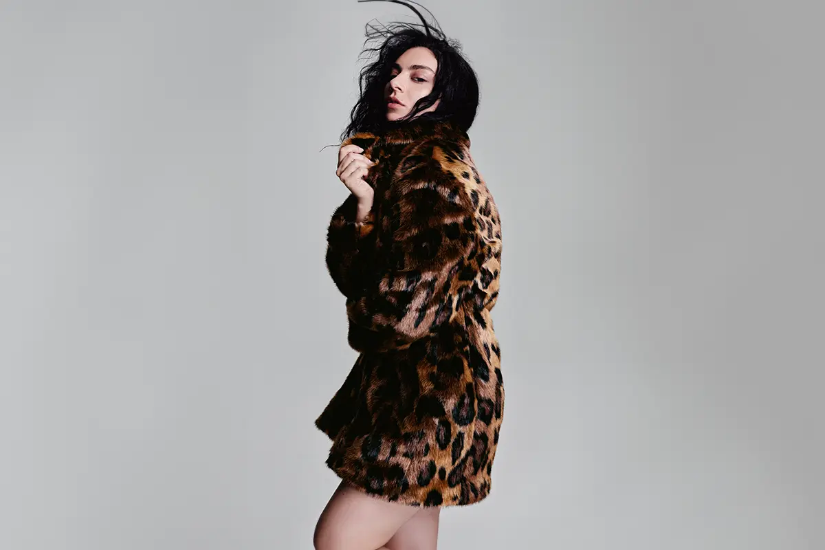 H&M revive su sensibilidad por la moda con la colección Fall Fashion Otoño/invierno 2024, protagonizada por las caras del momento, con Charli XCX, Arca, Lila Moss y Sage Elsesser, entre otros. 