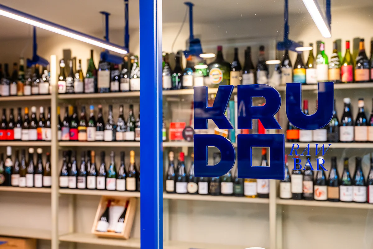 Krudo   En Krudo, la carta nunca permanece quieta. El raw bar de Rafa Bergamo, ubicado en el Mercado de Vallehermoso, da la bienvenida a la nueva temporada con una selección de platos que refuerzan su esencia: producto de mercado, técnica, brasas y una clara inspiración viajera. Las novedades recorren distintos rincones del mundo sin perder de vista el protagonismo del mar, con propuestas que van desde un tiradito de corvina y gambón con leche de tigre de ají amarillo ahumado hasta un tartar de hiramasa con litchi, coco y habanero o unas flautas de langostino crujiente que mezclan influencias mexicanas y asiáticas.       La gran incorporación al apartado de brasas es una lubina zarandeada adobada con chiles mexicanos y acompañada de un refrescante som tam de mango verde. Todo ello se suma a una propuesta que evoluciona constantemente según el producto disponible y que convierte cada visita en una experiencia diferente del que es uno de los puestos gastronómicos más interesantes de Vallehermoso.   