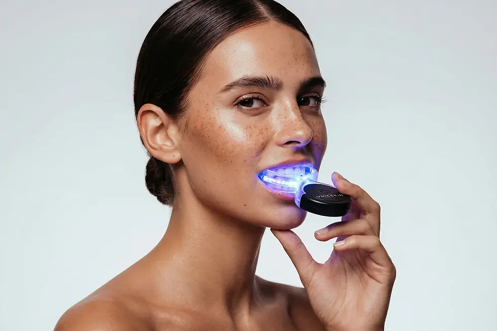 En una vertiente de ingeniería óptica, Dyson CameraJet™ se presenta como el único cepillo equipado con un sistema de cámara asistida por Gap Optical Targeting™, ideado para localizar los espacios interdentales y ejecutar una limpieza milimétrica durante el uso. Este visor macro de 100.000 píxeles se apoya en un algoritmo de aprendizaje automático que reconoce las separaciones entre piezas dentales en tiempo real, activando de inmediato una irrigación selectiva con enjuague bucal en el punto exacto donde se requiere.