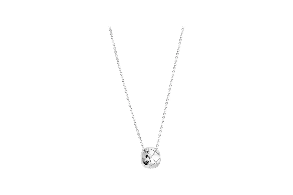 Entre anillos, pulseras, pendientes y collares, un motivo. Acolchado y tras la famosa inscripción 2.55, Chanel sigue escribiendo la historia de lujo de las mujeres con vida y movimiento. Creaciones exponentes tanto de maestría técnica como de expresión estilística.