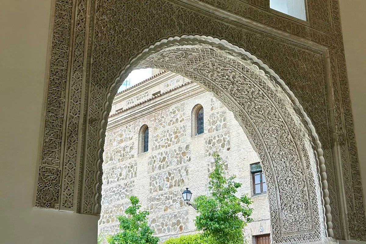 Azkuna Zentroa (Bilbao) Otro de los focos culturales de la temporada se sitúa en Azkuna Zentroa (Alhóndiga, Bilbao), que inaugura “Anónima”, una exposición dedicada al completo al artista Txuspo Poyo. La muestra, que permanecerá abierta hasta el 17 de mayo, recorre su trayectoria desde los años noventa hasta la actualidad a través de proyectos que reflejan su inmensa creatividad. Comisariada por Álvaro de los Ángeles, la exposición plantea un recorrido por obras clave, marcado por la investigación y la experimentación. A lo largo de las salas, es posible adentrarse en el universo artístico del homenajeado, en una práctica que combina cine, vídeo, fotografía e instalación para construir relatos que fusionan historia, cultura y tecnología. Con una perspectiva que cuestiona los límites entre realidad y ficción, Anónima reflexiona sobre los vínculos que genera la autoridad, los mecanismos de control derivados y la historia contemporánea, convirtiéndose en una cita imprescindible para los amantes del arte.