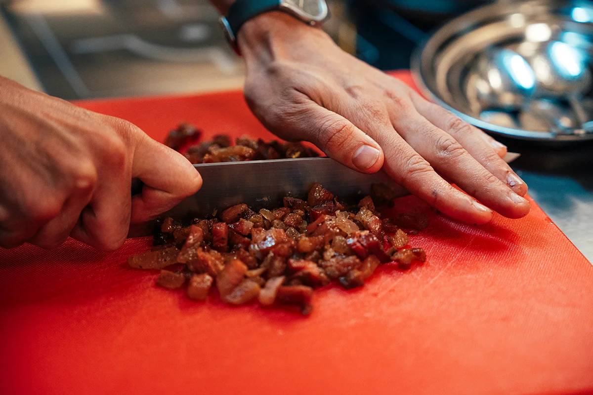 Cocina Beta La pasta fresca hecha en directo es el punto de partida de la nueva propuesta de Cocina Beta, el espacio de experimentación gastronómica de Infinito Delicias que durante 12 semanas acoge a Alberto Ballarín Sansonetti y Reyes De Wit con su proyecto Da Aballar. Ambos llegan con una idea clara: volver a una cocina italiana de toda la vida, sencilla, honesta y que recuerde a las madres y abuelas italianas. En su propuesta conviven recetas tradicionales y formatos menos habituales en España, como las orecchiette de Puglia o los gnudi toscanos, siempre con la pasta fresca como hilo conductor, pero en la que no falta la focaccia y los viernes de risotto con verduras de temporada; este último marca el ritmo de las comidas y hará que los comensales disfruten a la vez de un plato preparado para todos ellos al mismo tiempo.
