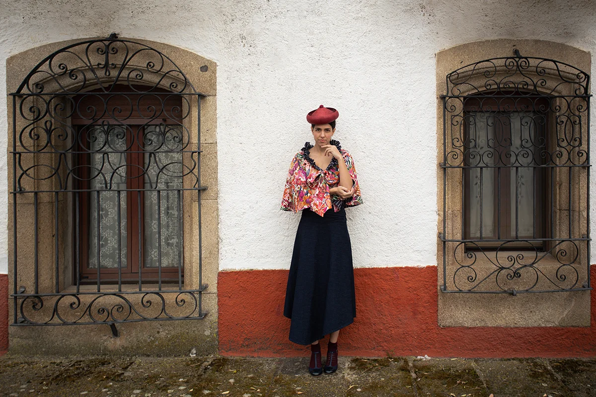 Hay marcas que no solo completan un look: lo transforman. Firmas capaces de convertir unos vaqueros básicos y una camiseta blanca en un estilismo con intención, personalidad y cierto aire aspiracional. Nombres como Pescuezo, Les Georgettes, Parfois o Foránea han encontrado precisamente ese espacio: el de las marcas que elevan cualquier outfit a través de los detalles. Porque al final, la verdadera personalidad no está en vestir de arriba abajo una marca, sino en encontrar esas piezas capaces de hacer que lo sencillo parezca pensado y personal. Los accesorios se han convertido en el lenguaje definitivo del estilo. Un collar potente, un bolso especial o una pieza artesanal bien elegida redefinen por completo la estética de quien los lleva. El auge de las firmas independientes y accesibles con fuerte identidad estética ha democratizado esa sensación de sofisticación. El secreto está en saber mezclar. Ahí es donde destacan marcas como Parfois. La firma portuguesa ha conseguido posicionarse como una referencia de accesorios de tendencia gracias a su capacidad para reinterpretar códigos minimalistas a precios asequibles. Bolsos estructurados, joyería que adorna el cuello, chaquetas y accesorios para el cabello forman parte de ese universo effortless que tanto triunfa en redes y street style. parfois.com La joyería está redefiniendo los looks. Ya no se trata únicamente de adornar, sino de aportar identidad, y Les Georgettes es uno de los ejemplos más interesantes. La firma francesa popularizó un concepto muy concreto: joyas personalizables con bandas intercambiables de cuero y vinilo. El resultado son piezas versátiles que cambian según el estado de ánimo o el look del día. Ese tipo de diseño conecta perfectamente con la moda actual, donde las consumidoras buscan piezas funcionales pero especiales. Una pulsera oversize o un brazalete arquitectónico pueden transformar instantáneamente un estilismo neutro en uno mucho más sofisticado. Además, el auge de los charms, chokers y la joyería maximalista confirma que los accesorios viven uno de sus momentos más fuertes en la industria. lesgeorgettes.com Uno de los fenómenos más interesantes de la moda reciente es el crecimiento de firmas nicho con una identidad muy marcada. En lugar de seguir tendencias masivas, estas marcas construyen su propia comunidad. Pescuezo entra dentro de esa categoría de firmas que funcionan casi como objeto de culto digital: piezas llamativas, mezcla de color, artesanía y un punto editorial que convierten cualquier look sencillo en algo mucho más interesante. Sus nuevas capas ligeras están pensadas para sobreponer y aportar un toque de estilo a los looks. Estampados Liberty, rayas —muchas rayas—, toques en amarillo limón, azules y rosas, junto a un divertido estampado de perritos, flores y los ya característicos tonos naturales, conviven en una propuesta que equilibra tradición y frescura para que los cuellos sean los protagonistas, incluso en verano. pescuezos.es Lo mismo ocurre con Foránea, cuyo atractivo reside precisamente en esa sensación de exclusividad relajada: accesorios con carácter, inspiración artesanal y estética contemporánea que encajan perfectamente con la tendencia actual hacia lo auténtico y lo imperfecto. Una nueva marca que invita a descubrir el mundo a través de la artesanía, poniendo en valor las historias, las manos y las culturas que hay detrás de cada pieza. Su universo se construye a partir de una cuidada selección de accesorios hechos a mano en distintos lugares del mundo: desde bolsos y cestas de rafia de Madagascar hasta crochet bordado en Ecuador, joyas de tagua, piezas de Turquía o textiles de la India. Cada pieza es el resultado de un proceso manual, donde el tiempo y la dedicación forman parte de su valor, apostando por una forma de consumo más consciente y especial. foranea.com