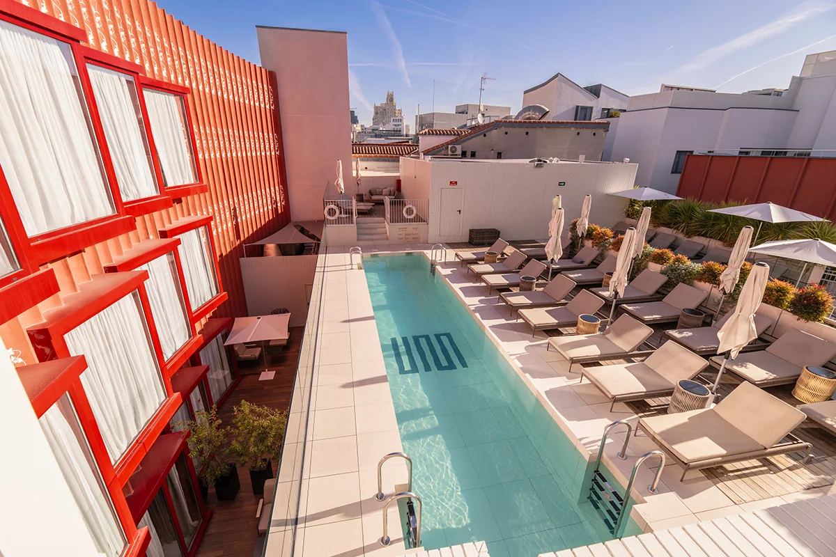 UMusic Hotel Madrid presenta una nueva edición de su plan estrella para combatir el calor: el Splash Pass, una experiencia diseñada para desconectar y refrescarse. Abierto tanto a huéspedes como a público externo, este exclusivo pase de piscina, con acceso limitado según disponibilidad, transforma la cuarta planta del hotel en un espacio único donde relajarse entre chapuzones, cócteles bien fríos y una cuidada selección musical que refleja el ADN del hotel, siempre ligado al ritmo y al entretenimiento. Ubicado a pocos pasos de la Puerta del Sol, el Splash Pass está disponible todos los días de la semana, incluidos festivos, en horario de 11:00 a 19:00 horas.