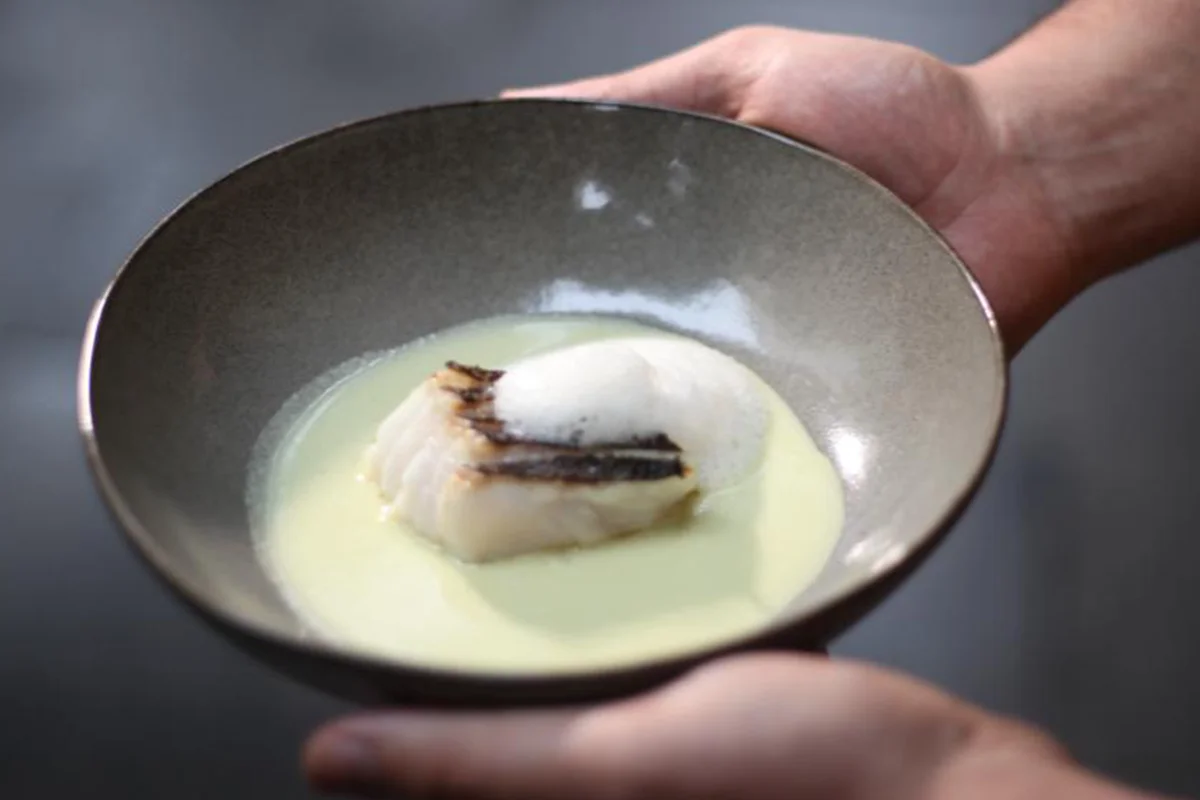 Rapaz   El Mercado de los Mostenses vuelve a demostrar que también puede ser uno de los escenarios gastronómicos más interesantes de Madrid gracias al Chiringuito de Rapaz. El restaurante recupera su formato de residencias culinarias y de julio a septiembre transformará su cocina en un espacio abierto a chefs invitados y proyectos emergentes que irán tomando el relevo semana tras semana.       El calendario reúne propuestas muy distintas entre sí, desde el tapeo gallego de Mario Campos hasta la cocina vasca de Goiherri, pasando por menús de inspiración latinoamericana, parrillas estivales o pop-ups firmados por cocineros con experiencia en restaurantes como OSA, Gofio, Smoked Room o Kappo. Una programación que convierte cada visita en una oportunidad para descubrir nuevos talentos y disfrutar de una cocina de autor en un entorno informal y vibrante.  