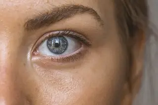 La razón por la que tus ojos te delatan (y la solución en 10 minutos)