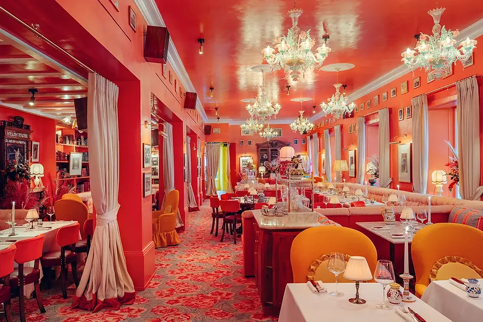 La trattoria madrileña Bel Mondo, perteneciente al sello Big Mamma, alcanza su sexto año de andadura transformando su sede de la calle Velázquez en un homenaje a la hospitalidad transalpina. Durante las jornadas del 16 y 17 de septiembre, el restaurante albergará La Grande Festa Italiana, unas jornadas de acceso continuo consagradas a la pasta fresca elaborada a diario, la masa de fermentación lenta al horno y la coctelería clásica. La iniciativa se completa con Il Mercatino Italiano, un zoco efímero habilitado a partir de las 17:00 horas donde adquirir abarrotes importados, chacinas tradicionales, botellas de pequeños productores y repostería artesana para el consumo doméstico.