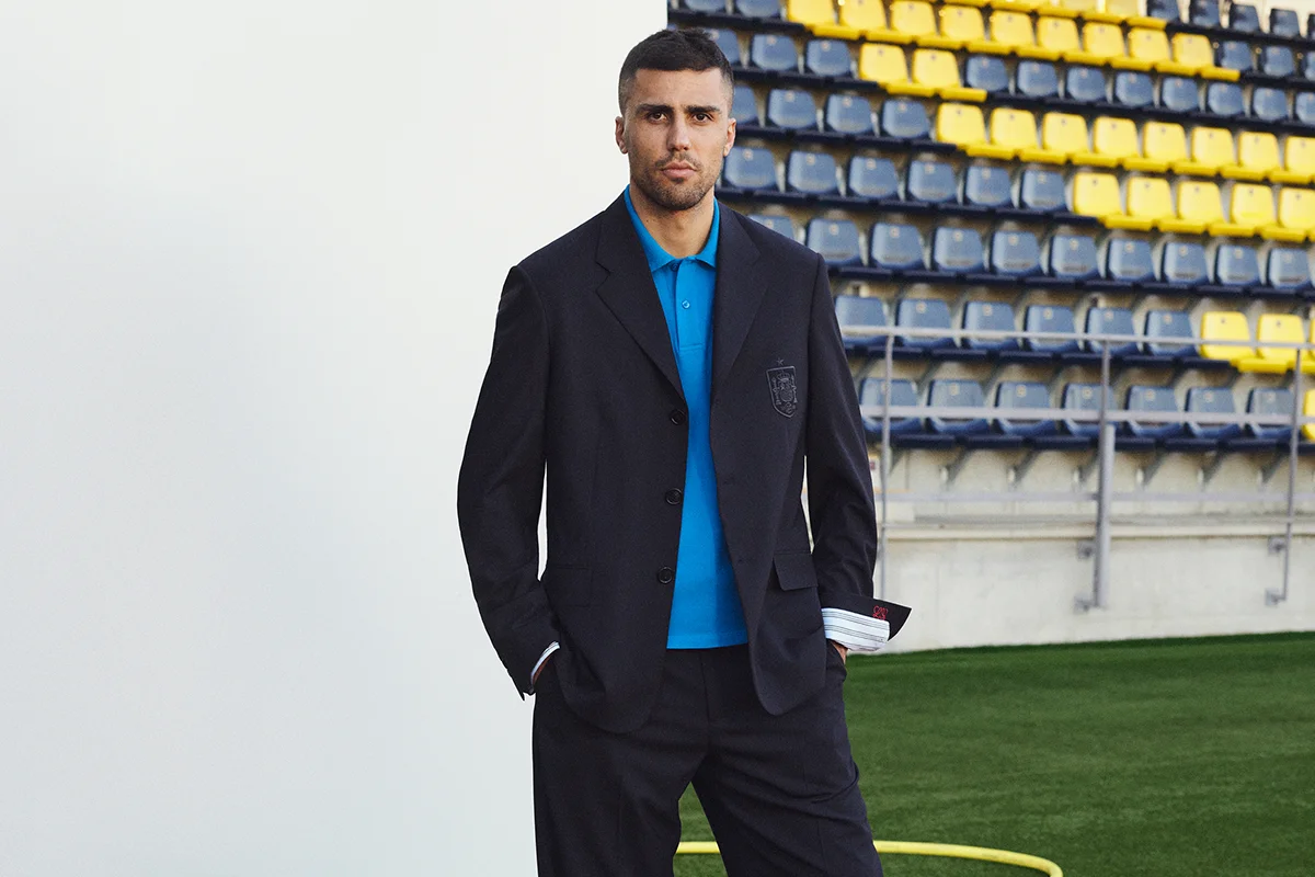 Durante unas semanas, el balón se ha convertido en un fenómeno cultural capaz de traspasar estadios y alcanzar la moda, el diseño y el estilo de vida. En nuestro país, LOEWE ha iniciado una colaboración que durará cuatro años como partner oficial de la selección masculina y femenina: vestirá a ambos equipos con un completo guardarropa de viaje a lo largo de los torneos que se celebrarán en todo el mundo, desde Norteamérica en 2026 hasta España, Portugal y Marruecos en 2030.
