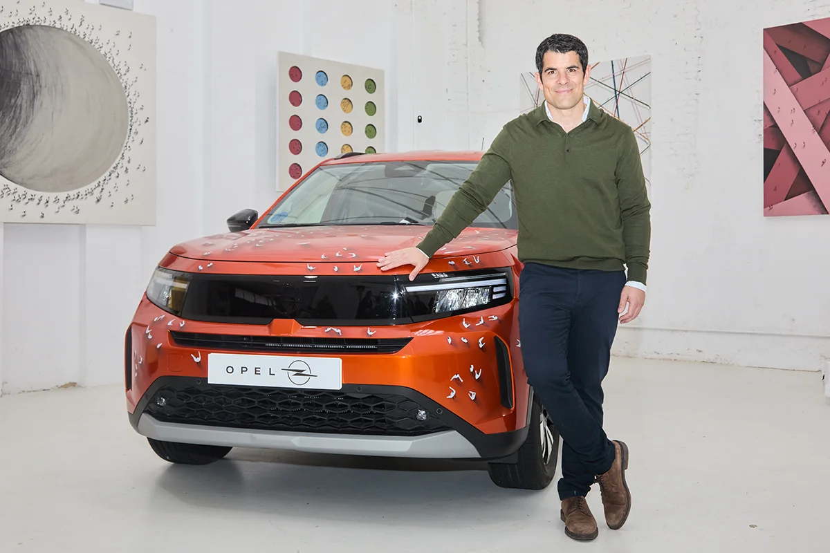 En un evento exclusivo que destilaba la esencia del Madrid más cosmopolita, el nuevo Opel Frontera trascendía su condición de SUV compacto para erigirse en un lienzo tridimensional bajo la intervención de su embajador de marca, el artista Jaime Monge. La colaboración, respaldada por la visión de Alejandro Noriega, Director de Opel España y Portugal, eleva el concepto de "Energía Alemana" a una categoría escultórica de la mano de Monge y sus siluetas alargadas y minimalismo cromático que han cautivado a la élite del coleccionismo internacional.       La transformación de la robustez del Frontera en una superficie narrativa lograba que el vehículo dejara de ser un mero medio de transporte para convertirse en una obra de arte nómada; una pieza que respira y muta según la incidencia de la luz y el entorno urbano, integrando el diseño automovilístico en el tejido de la alta cultura.      El encuentro sirvió además de escenario para la première de “Twister”, la última creación de Monge. La pieza, cargada de simbolismo, tenía un destino de excepción: la prestigiosa gala de la Global Gift Foundation durante el Festival de Cannes 2026, jornada donde fue subastada. Un hito que refuerza el compromiso filantrópico de la marca y la relevancia de un artista cuya obra ya forma parte de colecciones privadas de impacto global, como la de Jeff Bezos y Lauren Sánchez.      Para Opel, esta alianza no es solo una declaración estética, sino una apuesta por la innovación emocional. La instalación inmersiva, que reunió obras inéditas del taller de Monge, confirmó que el lujo actual no solo se conduce, se contempla. Y es en este diálogo entre el acero y el pincel donde el nuevo Frontera se posiciona como un icono de estilo para aquellos que entienden la movilidad como esa extensión de la propia identidad cultural. 