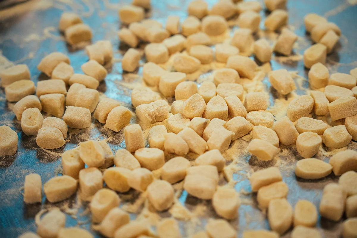 Cocina Beta La pasta fresca hecha en directo es el punto de partida de la nueva propuesta de Cocina Beta, el espacio de experimentación gastronómica de Infinito Delicias que durante 12 semanas acoge a Alberto Ballarín Sansonetti y Reyes De Wit con su proyecto Da Aballar. Ambos llegan con una idea clara: volver a una cocina italiana de toda la vida, sencilla, honesta y que recuerde a las madres y abuelas italianas. En su propuesta conviven recetas tradicionales y formatos menos habituales en España, como las orecchiette de Puglia o los gnudi toscanos, siempre con la pasta fresca como hilo conductor, pero en la que no falta la focaccia y los viernes de risotto con verduras de temporada; este último marca el ritmo de las comidas y hará que los comensales disfruten a la vez de un plato preparado para todos ellos al mismo tiempo.