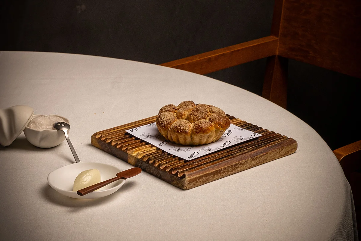 Si lo que quieren es darse un gran homenaje canario en Madrid en una ocasión muy especial, no pueden perderse Gofio. Con una estrella MICHELIN y liderado por el gran chef Safe Cruz, ha conseguido crear una propuesta única y profundamente creativa, capaz de llevar al comensal no solo a Canarias, sino casi al más allá. Una experiencia gastronómica imprescindible para entender hacia dónde camina la alta cocina canaria contemporánea e internacional. gofiorestaurant.com