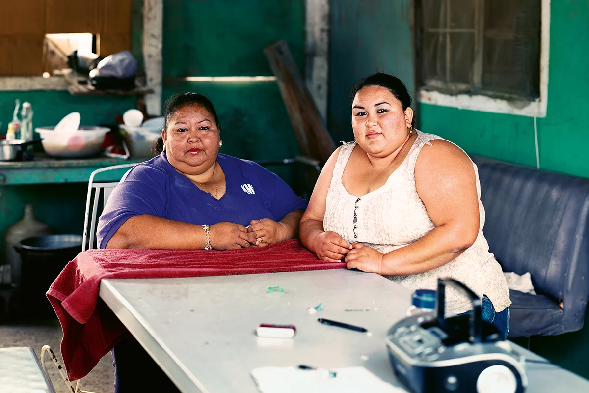Fundación MAPFRE Este verano, Fundación MAPFRE reúne dos propuestas fotográficas que, aunque separadas por geografías, generaciones y contextos, comparten una misma inquietud: explorar cómo el territorio moldea las vidas de quienes lo habitan. Por un lado, In the American West, la icónica serie realizada por Richard Avedon entre 1979 y 1984, regresa con las 110 copias originales seleccionadas por el propio fotógrafo para una de las muestras más influyentes de la historia de la fotografía contemporánea. Lejos del glamour asociado a sus trabajos para la moda, Avedon dirigió su mirada hacia trabajadores, mineros, camareras y vagabundos del oeste estadounidense, construyendo un retrato tan poderoso como incómodo de la América profunda. Junto a ella, Ground Rules, la primera gran retrospectiva de Alejandro Cartagena, recorre más de dos décadas de trabajo del artista dominicano afincado en México, cuya obra examina las transformaciones urbanas, las fronteras y el impacto social y medioambiental del desarrollo contemporáneo.