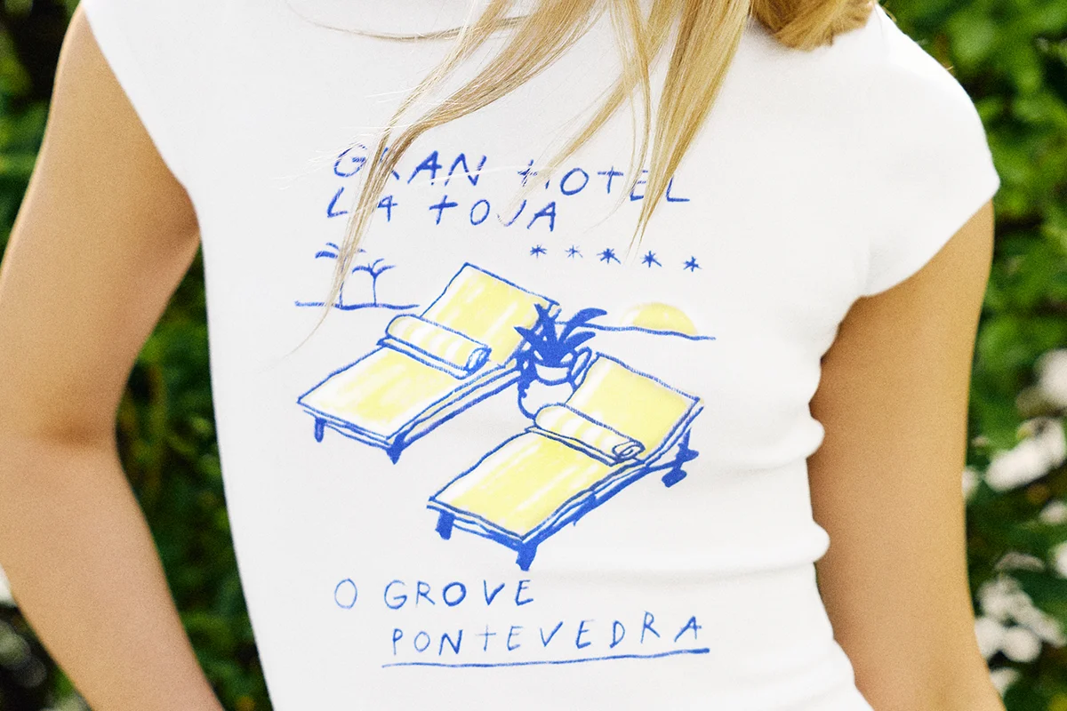 Pull&Bear han encontrado en La Toja el escenario perfecto para construir ese imaginario de escapada atlántica que mezcla nostalgia, calma y estética resort. Bajo el nombre Gran Hotel La Toja, la marca convierte el icónico resort gallego en inspiración para una propuesta donde las rayas marineras, los tejidos ligeros y las siluetas fluidas marcan el ritmo. El azul royal, el blanco roto y los toques amarillos evocan la luz de la costa y ese verano pausado que parece no tener prisa con camisas oversize, shorts tipo bóxer y prendas de punto fino componen una colección fácil de llevar, pensada para un paseo por el paseo marítimo o una comida al sol sin cambiar de actitud. Más allá de la ropa, Pull&Bear construye un universo reconocible que recupera la elegancia desenfadada de los destinos clásicos de vacaciones y la traduce a un lenguaje actual, fresco y muy apetecible.