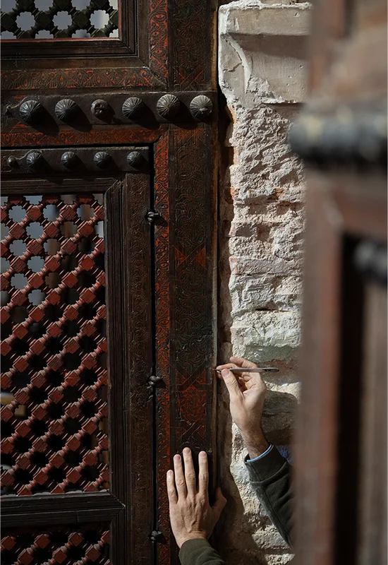 Azkuna Zentroa (Bilbao) Otro de los focos culturales de la temporada se sitúa en Azkuna Zentroa (Alhóndiga, Bilbao), que inaugura “Anónima”, una exposición dedicada al completo al artista Txuspo Poyo. La muestra, que permanecerá abierta hasta el 17 de mayo, recorre su trayectoria desde los años noventa hasta la actualidad a través de proyectos que reflejan su inmensa creatividad. Comisariada por Álvaro de los Ángeles, la exposición plantea un recorrido por obras clave, marcado por la investigación y la experimentación. A lo largo de las salas, es posible adentrarse en el universo artístico del homenajeado, en una práctica que combina cine, vídeo, fotografía e instalación para construir relatos que fusionan historia, cultura y tecnología. Con una perspectiva que cuestiona los límites entre realidad y ficción, Anónima reflexiona sobre los vínculos que genera la autoridad, los mecanismos de control derivados y la historia contemporánea, convirtiéndose en una cita imprescindible para los amantes del arte.