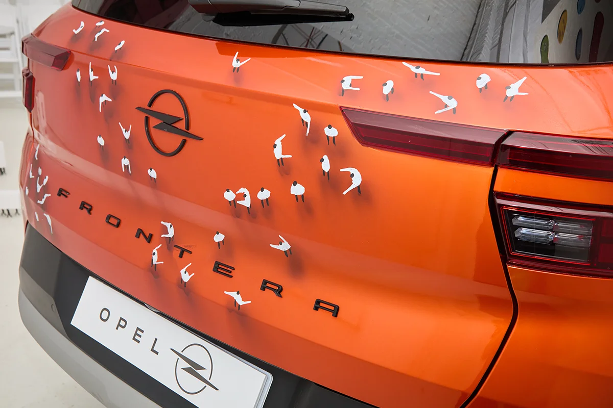 En un evento exclusivo que destilaba la esencia del Madrid más cosmopolita, el nuevo Opel Frontera trascendía su condición de SUV compacto para erigirse en un lienzo tridimensional bajo la intervención de su embajador de marca, el artista Jaime Monge. La colaboración, respaldada por la visión de Alejandro Noriega, Director de Opel España y Portugal, eleva el concepto de "Energía Alemana" a una categoría escultórica de la mano de Monge y sus siluetas alargadas y minimalismo cromático que han cautivado a la élite del coleccionismo internacional.       La transformación de la robustez del Frontera en una superficie narrativa lograba que el vehículo dejara de ser un mero medio de transporte para convertirse en una obra de arte nómada; una pieza que respira y muta según la incidencia de la luz y el entorno urbano, integrando el diseño automovilístico en el tejido de la alta cultura.      El encuentro sirvió además de escenario para la première de “Twister”, la última creación de Monge. La pieza, cargada de simbolismo, tenía un destino de excepción: la prestigiosa gala de la Global Gift Foundation durante el Festival de Cannes 2026, jornada donde fue subastada. Un hito que refuerza el compromiso filantrópico de la marca y la relevancia de un artista cuya obra ya forma parte de colecciones privadas de impacto global, como la de Jeff Bezos y Lauren Sánchez.      Para Opel, esta alianza no es solo una declaración estética, sino una apuesta por la innovación emocional. La instalación inmersiva, que reunió obras inéditas del taller de Monge, confirmó que el lujo actual no solo se conduce, se contempla. Y es en este diálogo entre el acero y el pincel donde el nuevo Frontera se posiciona como un icono de estilo para aquellos que entienden la movilidad como esa extensión de la propia identidad cultural. 