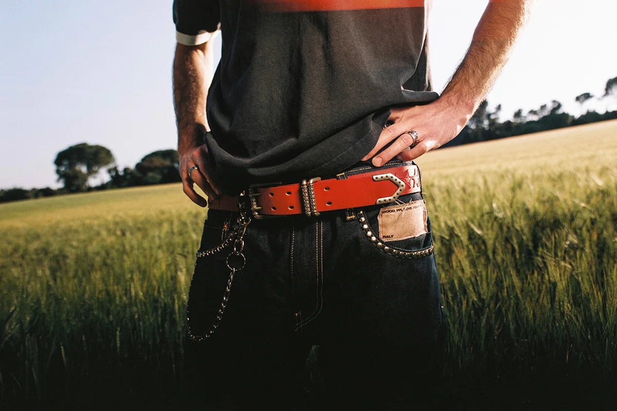 Estrella Damm x TwoJeys presentan el cinturón “Belt Opener”, de edición limitada