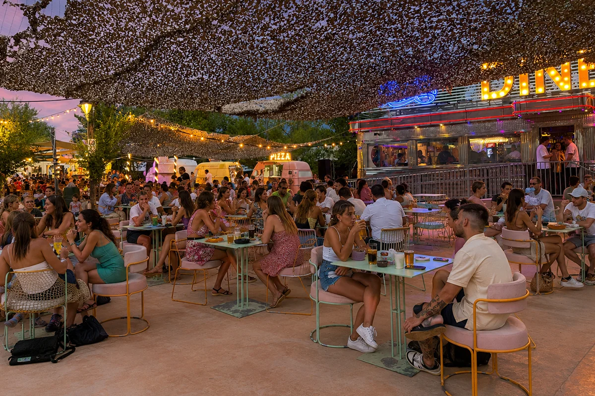 Autocine Madrid transforma las noches de verano en festivales temáticos al aire libre