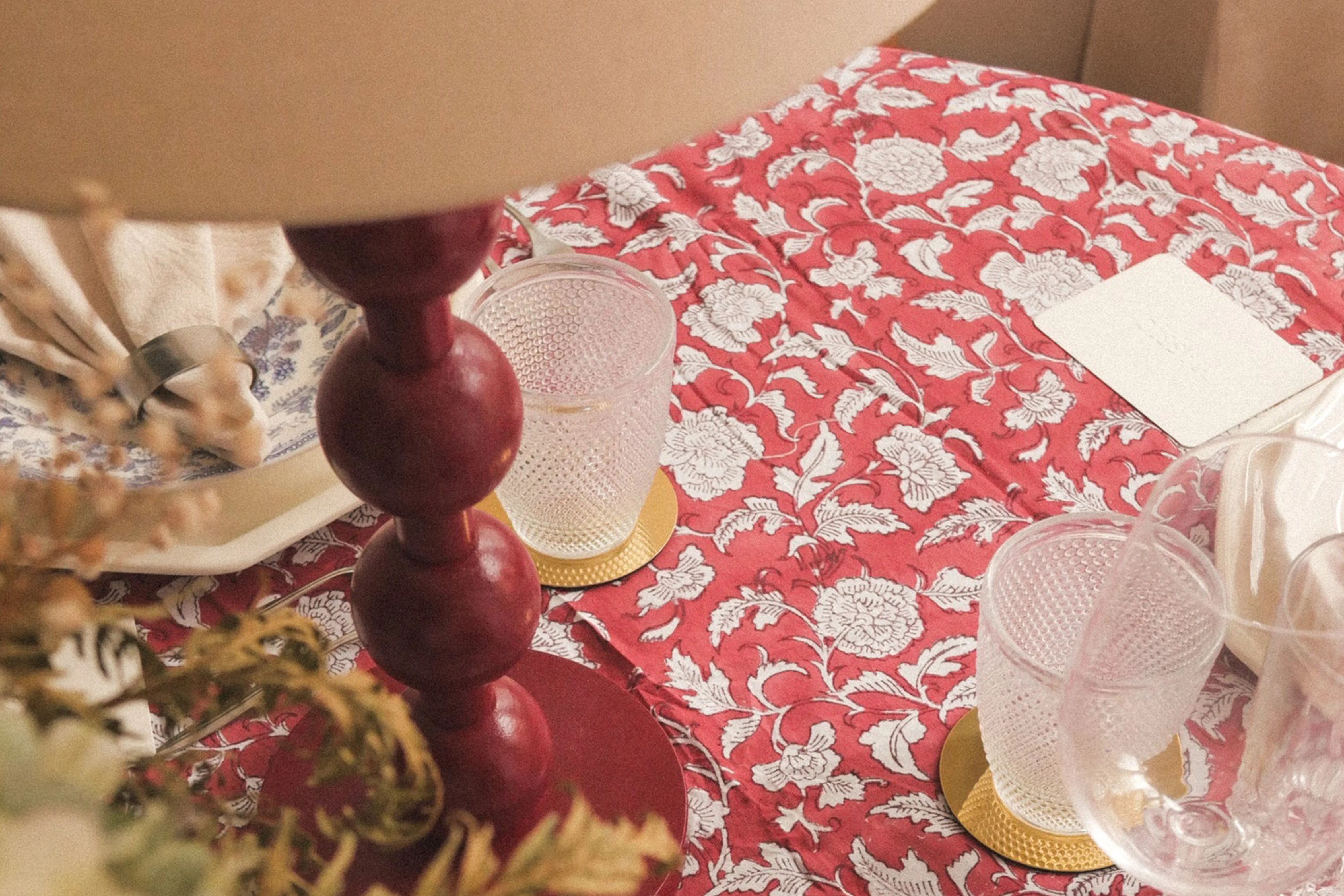 En verano, el centro de la casa es la mesa, ese lugar donde se alargan las comidas, se improvisan cenas y se acumulan conversaciones que no tienen prisa por terminar. Es precisamente en ese gesto cotidiano donde MASSIO encuentra su punto de partida. La firma fundada por Pilar Simón e Ignacio Turón presenta una colección de manteles que entiende la mesa como un espacio de expresión, donde un simple tejido puede cambiar por completo la atmósfera. Con estampados de inspiración botánica, floral y artesanal, y tejidos de algodón que aportan textura y frescura, las piezas combinan lo contemporáneo con un lenguaje orgánico y atemporal. Lejos de las propuestas efímeras, MASSIO apuesta por objetos pensados para convivir con el día a día y acompañar el paso del tiempo. Manteles como ASHEN, BUTTER o CRIMSON introducen color, calidez y personalidad en la puesta en escena, invitando a jugar con combinaciones, superposiciones y contrastes.   