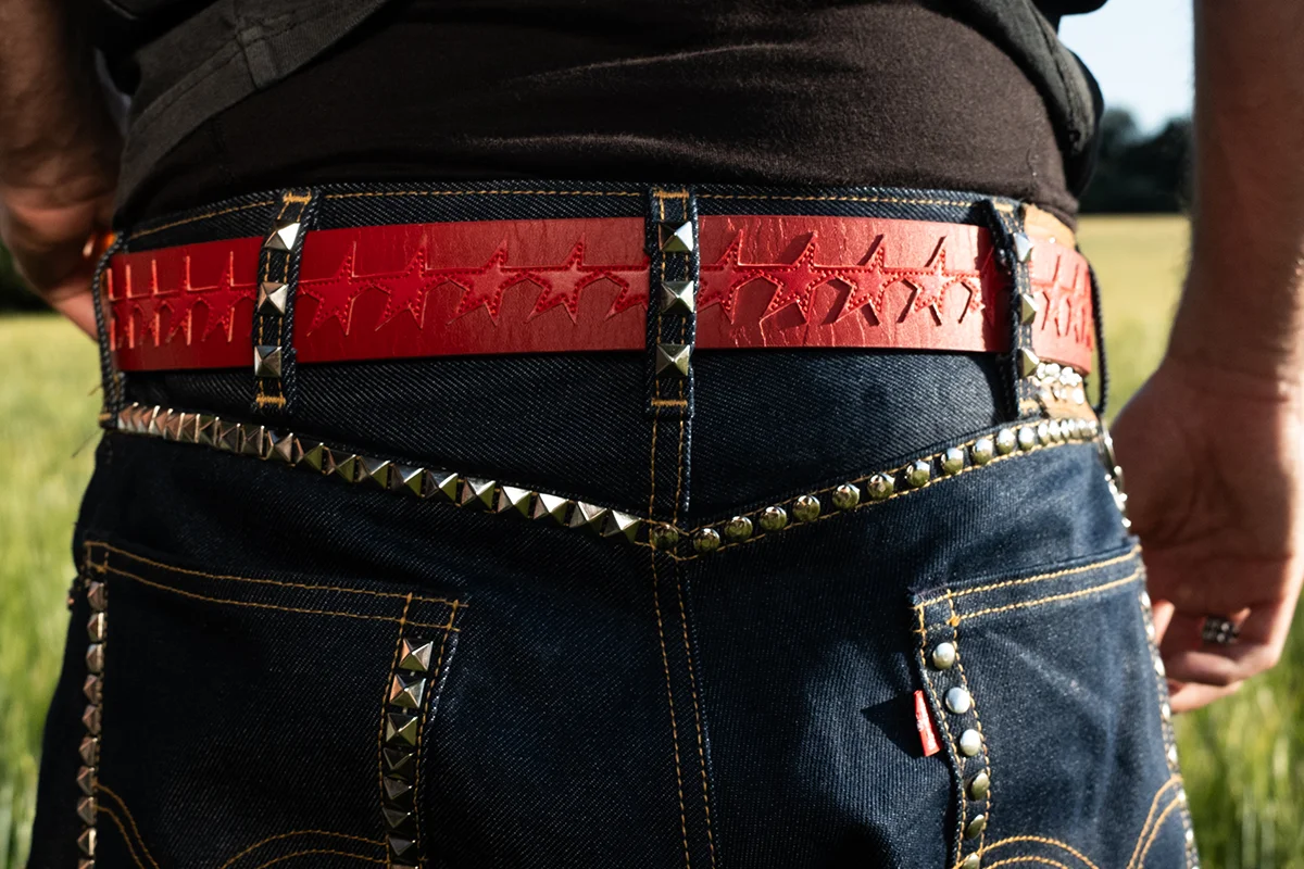 Estrella Damm x TwoJeys presentan el cinturón “Belt Opener”, de edición limitada