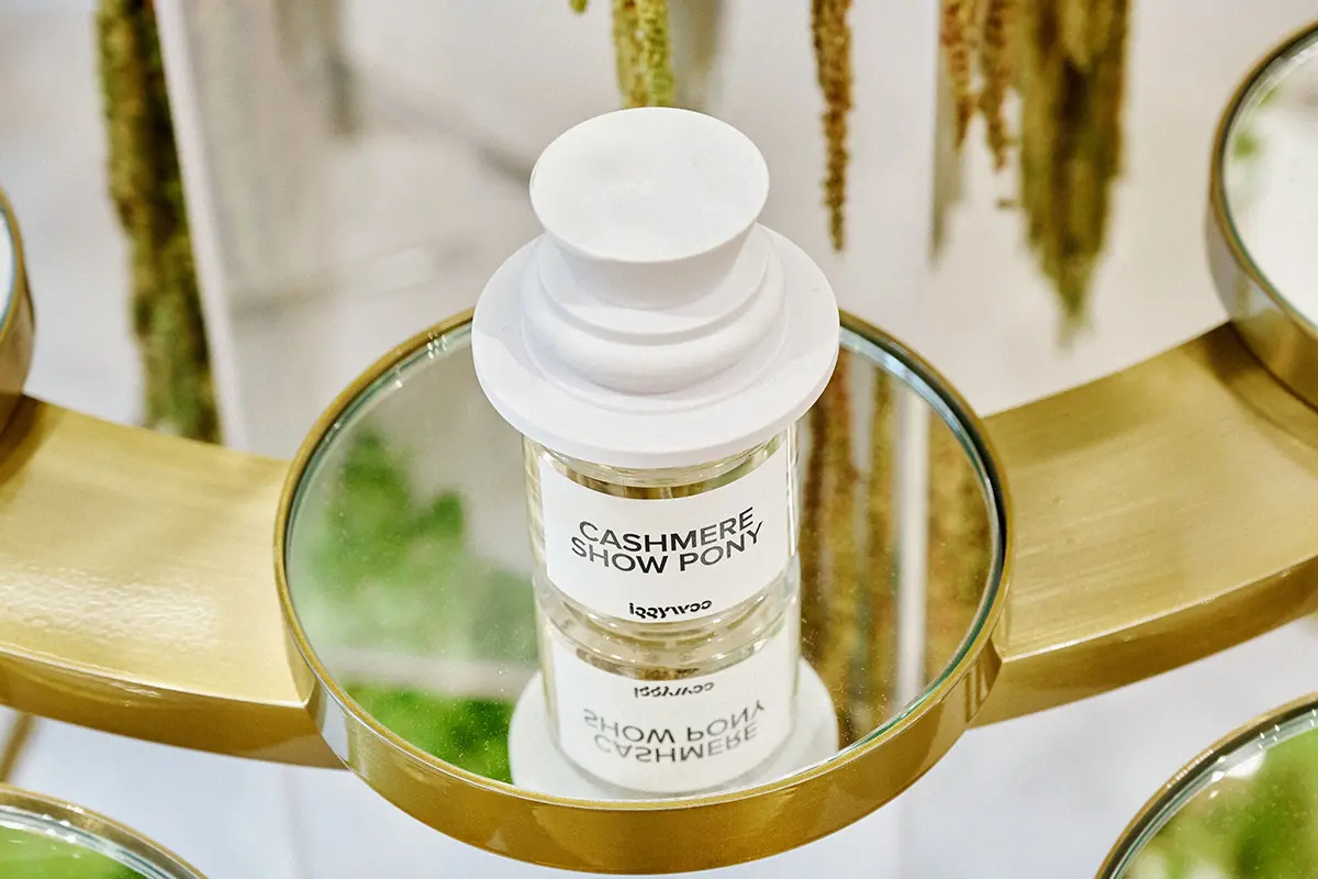 The Scentuary nace en Madrid con la misión de convertirse en un referente del lujo olfativo contemporáneo. Concebido como un punto de encuentro para quienes buscan autenticidad, creatividad y emoción, este espacio transforma la perfumería de autor en una experiencia sensorial completa. Cada fragancia cuenta una historia y cada visita se convierte “en un viaje que va más allá de lo comercial, celebrando la autoría y la emoción en cada aroma”, según Marta Gabriel, Directora de Marketing de la firma. Inspirado en la atmósfera de una galería de arte y el atelier de un creador, The Scentuary ofrece un recorrido inmersivo donde el perfume se percibe con todos los sentidos. Su innovador sistema de cerámicas aromáticas, calentadas e impregnadas con fragancias, permite disfrutar de los aromas de manera pausada e íntima, evocando la temperatura de la piel y la conexión personal con cada creación. Cada detalle del espacio, desde la disposición de las fragancias hasta la iluminación y el diseño interior, está pensado para estimular la curiosidad y despertar emociones. Su enfoque en la excelencia, la selección de maisons internacionales y la pasión por la artesanía, consolidan a la firma como un destino obligado para los amantes de las fragancias exclusivas y las experiencias olfativas inolvidables. www.scentuary.com