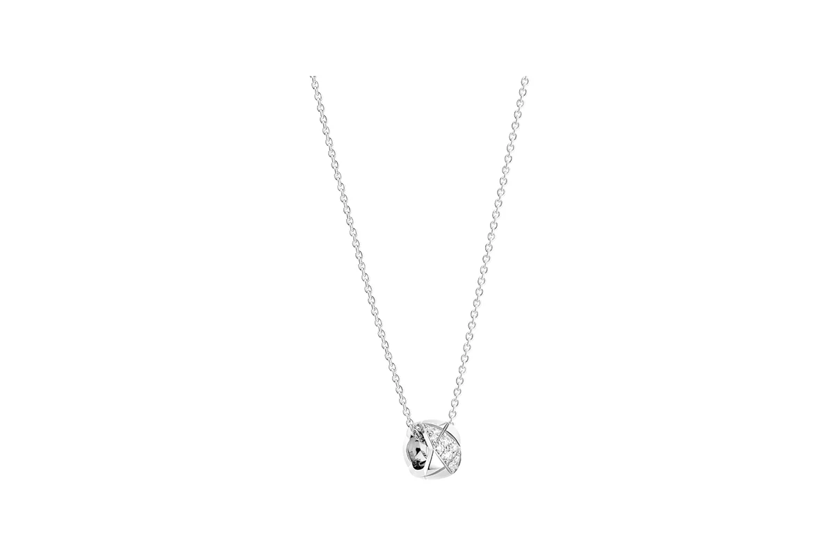 Entre anillos, pulseras, pendientes y collares, un motivo. Acolchado y tras la famosa inscripción 2.55, Chanel sigue escribiendo la historia de lujo de las mujeres con vida y movimiento. Creaciones exponentes tanto de maestría técnica como de expresión estilística.