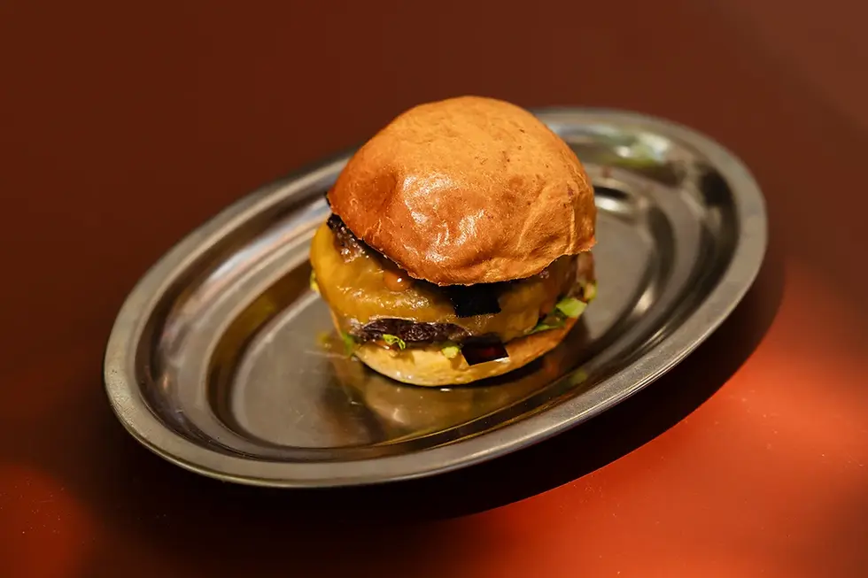 La hamburguesería valenciana Hundred Burgers, disponible a través de Glovo, ha sido elegida por tercer año consecutivo como la mejor hamburguesería del mundo por The World's Best Burgers. Ha sido elogiada según el jurado por “su fuerte énfasis en la artesanía y su constante disposición a evolucionar, convirtiéndoles en el punto de referencia del resto de restaurantes de hamburguesas del mundo”. Fundada en febrero de 2020 por Alex González-Urbón y Ezequiel Maldjian, cuenta con cuatro restaurantes en Valencia y tres en Madrid. Todos ellos se caracterizan por elaborar de forma casera y diaria todos los ingredientes, horneando cada mañana el pan demi-brioche y picando a diario la carne dry aged de vaca rubia gallega.